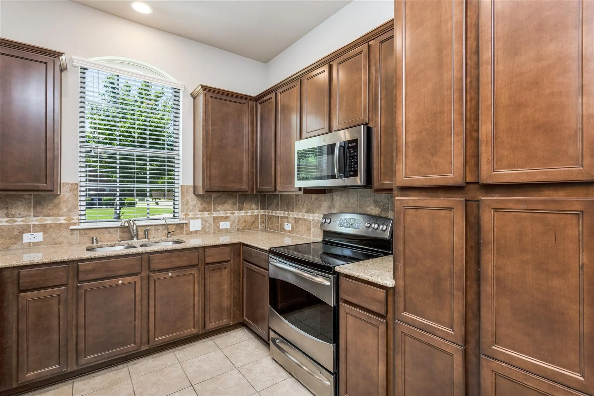 Townhouse For Rent in Denton County , 1605 Black Duck Terrace F, Carrollton, Texas 75010, 3 Bedroom, 3 Bathroom, 2 Garage spaces, 1,947 Sqft, built in 2010, mls#21371162, Real Estate Agent in Carrollton, Homes For Rent in Denton county, Homes For Rent in Carrollton, Realtor in Carrollton Texas, Real Estate Brokerage Independent Realty Texas, Luminita Cordes Realtor