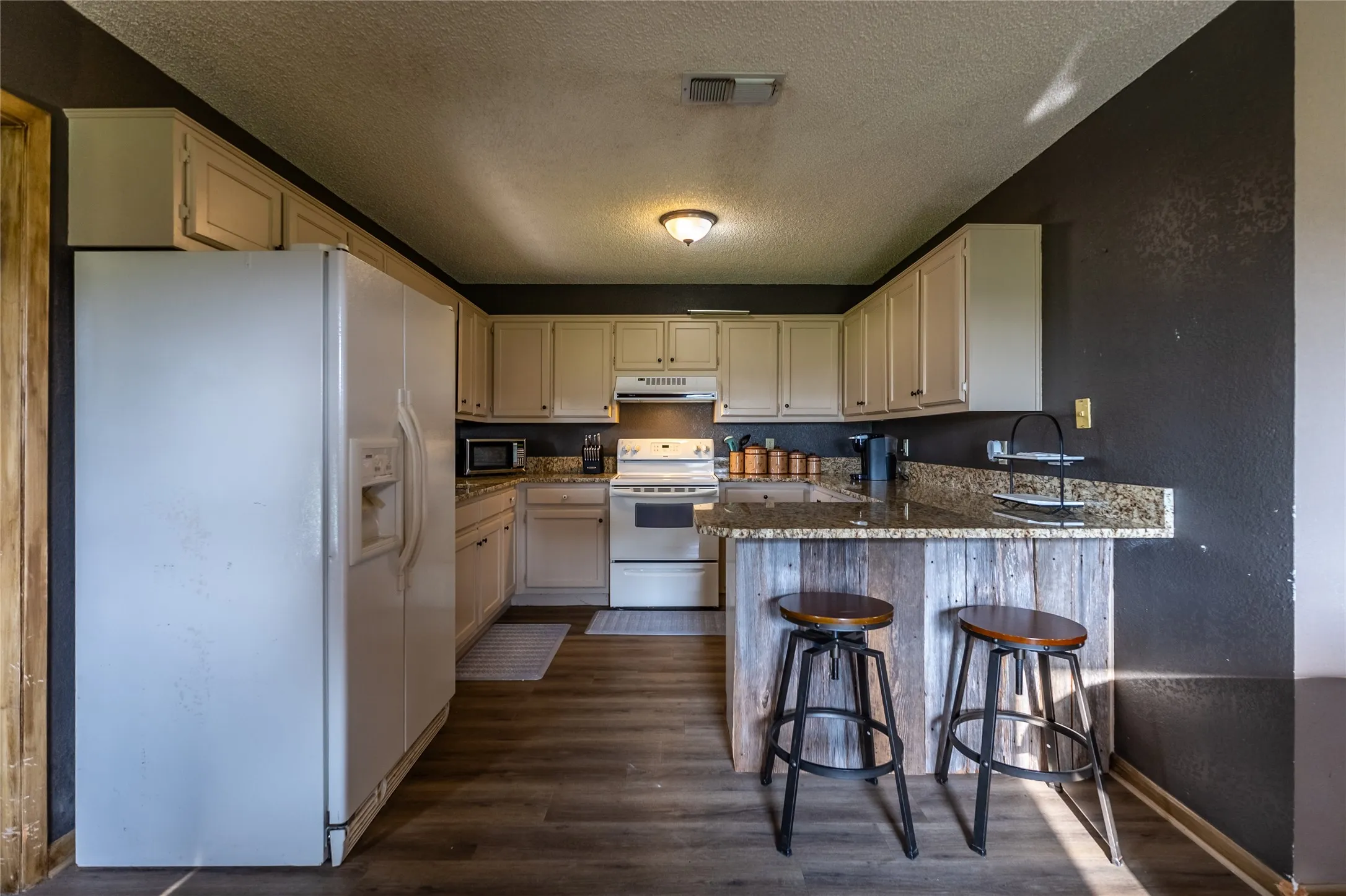 Apartment For Sale in Erath County , 24183-B S US 281, Hico, Texas 76457, 4 Bedroom, 3 Bathroom, Garage spaces, 2,160 Sqft, built in 1999, mls#21367060, Real Estate Agent in Hico, Homes For Sale in Erath county, Homes For Sale in Hico, Realtor in Hico Texas, Real Estate Brokerage Independent Realty Texas, Luminita Cordes Realtor