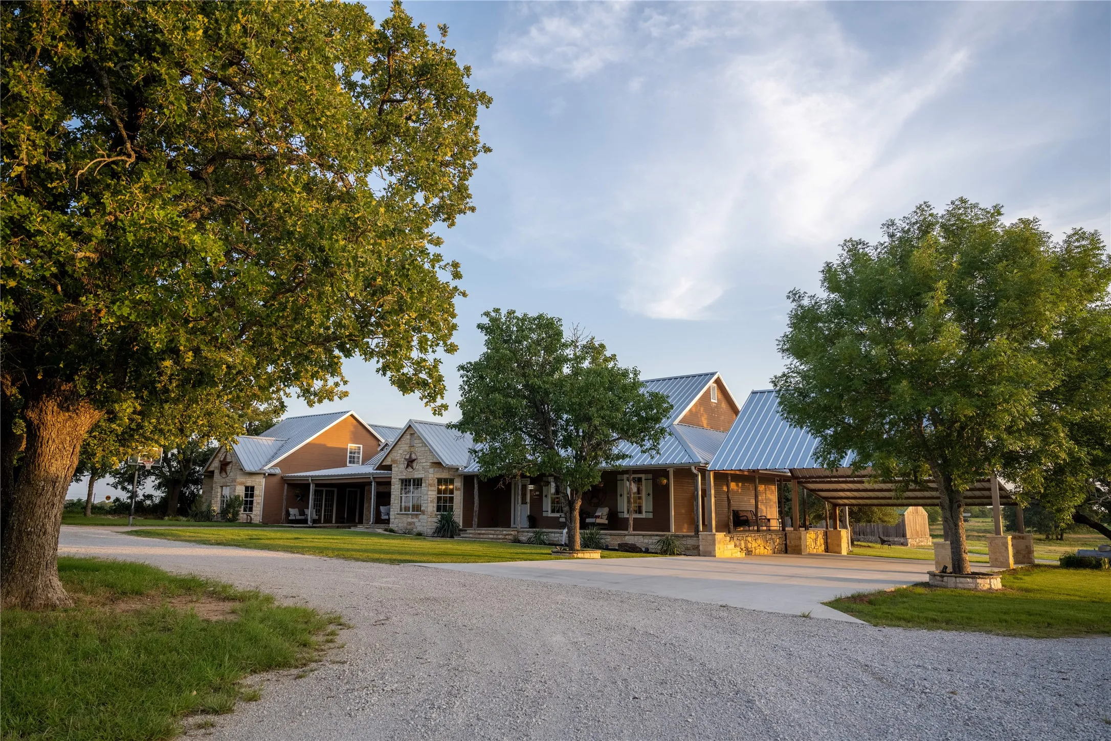 Single Family Residence For Sale in Montague County , 3112 Sunset School Road, Sunset, Texas 76270, 5 Bedroom, 6 Bathroom, Garage spaces, 4,318 Sqft, built in 1989, mls#21371129, Real Estate Agent in Sunset, Homes For Sale in Montague county, Homes For Sale in Sunset, Realtor in Sunset Texas, Real Estate Brokerage Independent Realty Texas, Luminita Cordes Realtor
