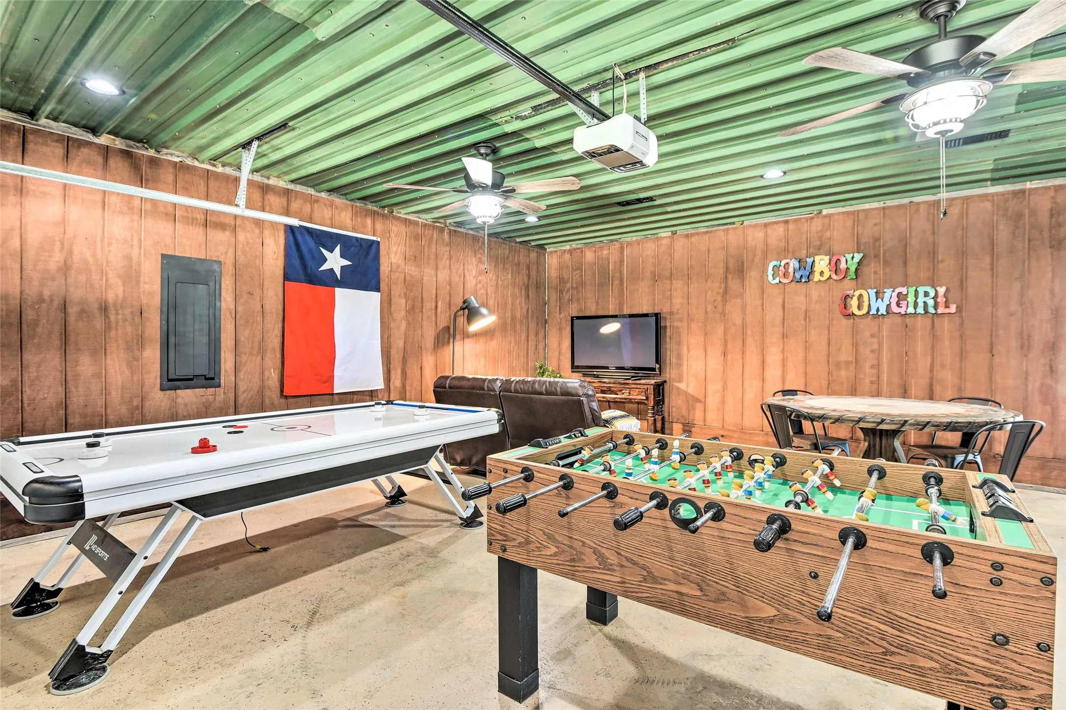 Single Family Residence For Sale in Montague County , 3112 Sunset School Road, Sunset, Texas 76270, 5 Bedroom, 6 Bathroom, Garage spaces, 4,318 Sqft, built in 1989, mls#21371129, Real Estate Agent in Sunset, Homes For Sale in Montague county, Homes For Sale in Sunset, Realtor in Sunset Texas, Real Estate Brokerage Independent Realty Texas, Luminita Cordes Realtor