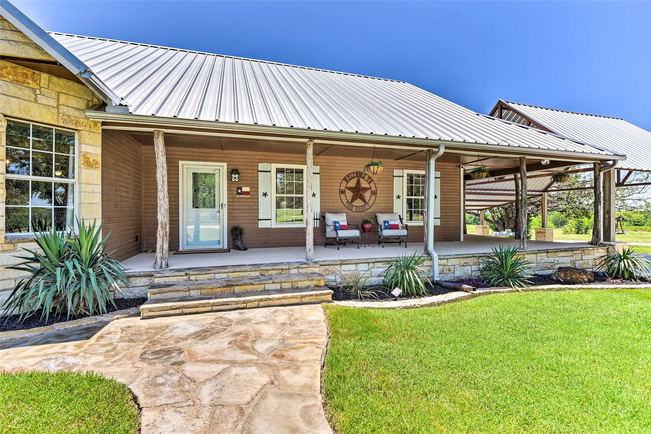 Single Family Residence For Sale in Montague County , 3112 Sunset School Road, Sunset, Texas 76270, 5 Bedroom, 6 Bathroom, Garage spaces, 4,318 Sqft, built in 1989, mls#21371129, Real Estate Agent in Sunset, Homes For Sale in Montague county, Homes For Sale in Sunset, Realtor in Sunset Texas, Real Estate Brokerage Independent Realty Texas, Luminita Cordes Realtor