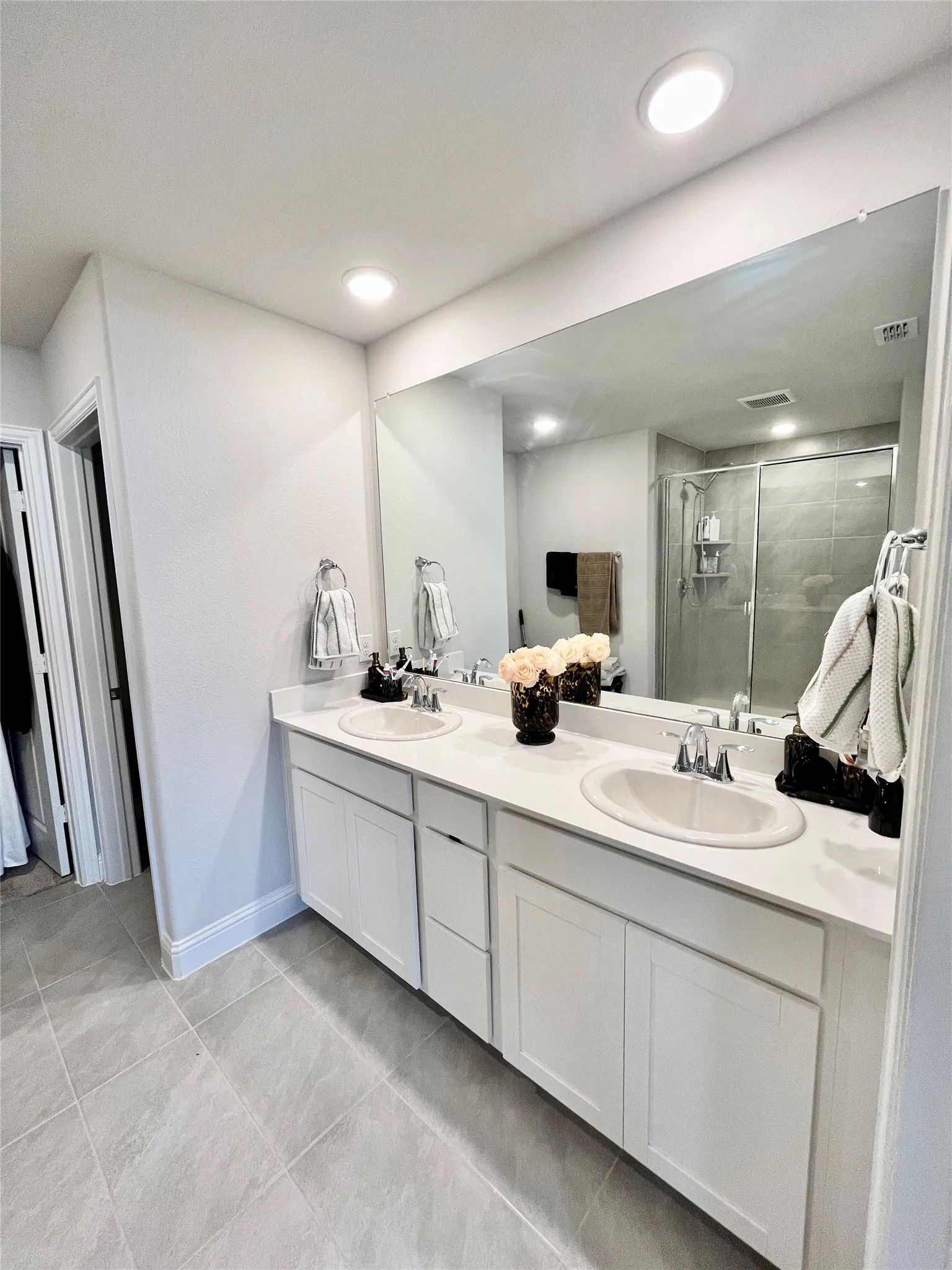 Townhouse For Rent in Tarrant County , 131 Peach Orchard Lane, Euless, Texas 76040, 3 Bedroom, 4 Bathroom, 2 Garage spaces, 1,948 Sqft, built in 2020, mls#21371168, Real Estate Agent in Euless, Homes For Rent in Tarrant county, Homes For Rent in Euless, Realtor in Euless Texas, Real Estate Brokerage Independent Realty Texas, Luminita Cordes Realtor