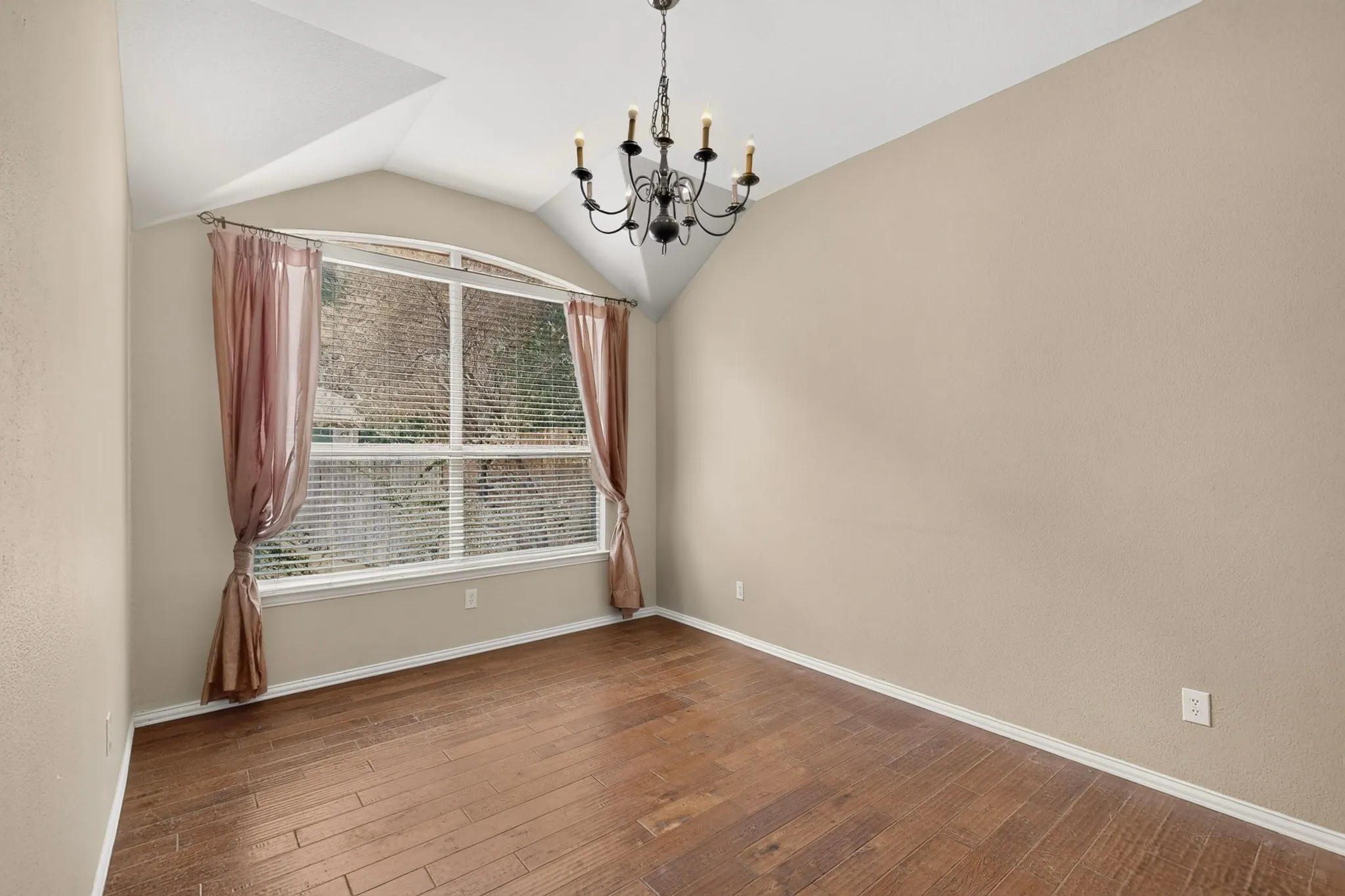 Single Family Residence For Sale in Tarrant County , 2420 Bent Trail, Mansfield, Texas 76063, 4 Bedroom, 2 Bathroom, 2 Garage spaces, 3,149 Sqft, built in 2004, mls#21369679, Real Estate Agent in Mansfield, Homes For Sale in Tarrant county, Homes For Sale in Mansfield, Realtor in Mansfield Texas, Real Estate Brokerage Independent Realty Texas, Luminita Cordes Realtor