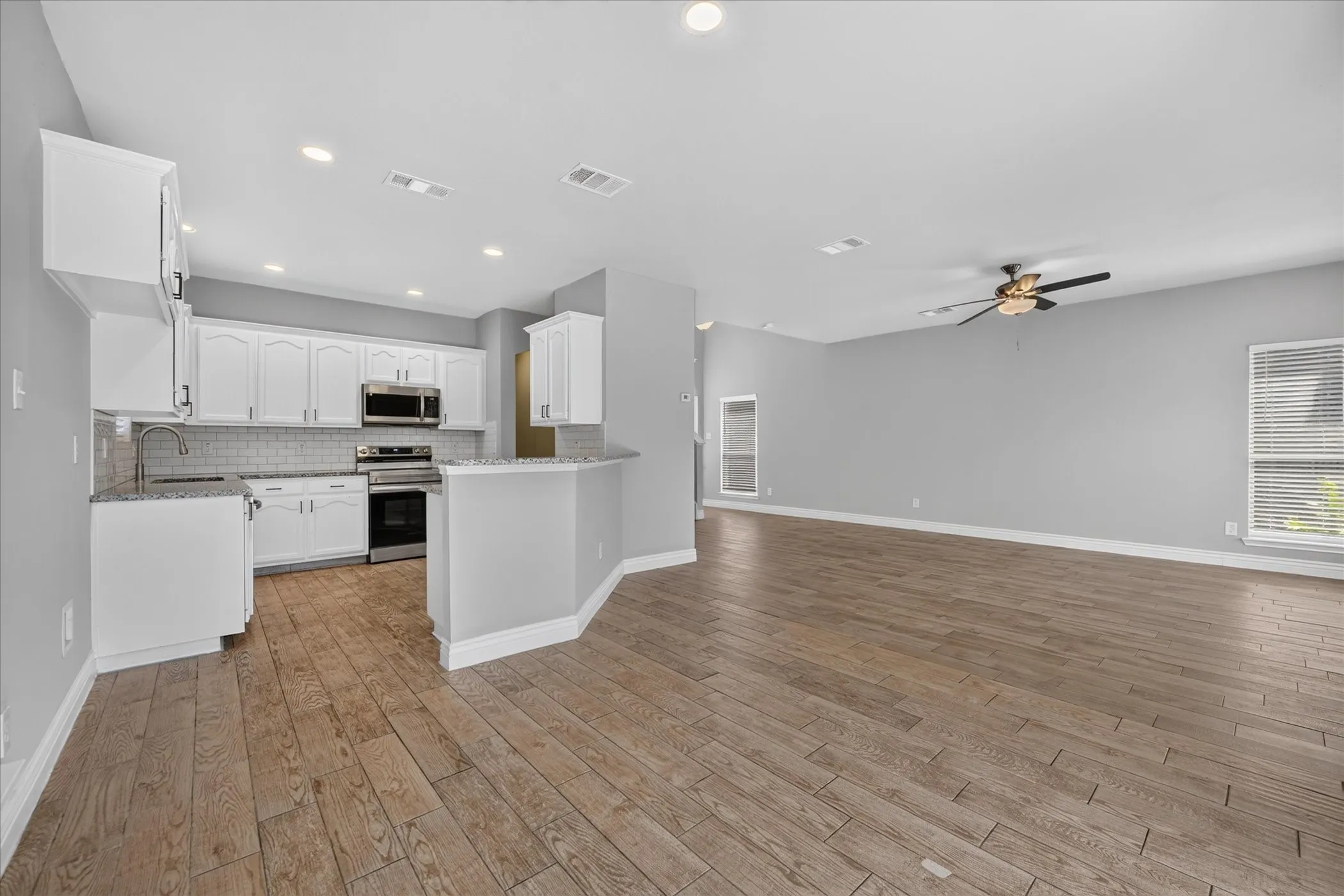 Single Family Residence For Rent in Tarrant County , 1133 Kielder Court, Fort Worth, Texas 76134, 3 Bedroom, 3 Bathroom, 2 Garage spaces, 1,774 Sqft, built in 2006, mls#21371173, Real Estate Agent in Fort Worth, Homes For Rent in Tarrant county, Homes For Rent in Fort Worth, Realtor in Fort Worth Texas, Real Estate Brokerage Independent Realty Texas, Luminita Cordes Realtor