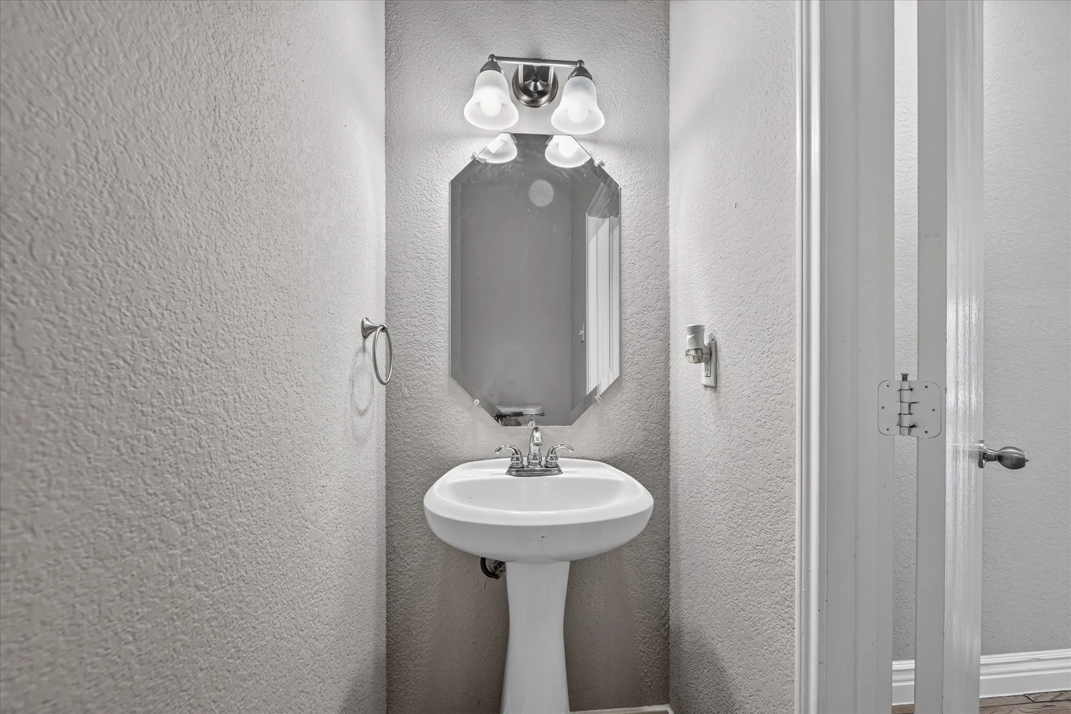 Single Family Residence For Rent in Tarrant County , 1133 Kielder Court, Fort Worth, Texas 76134, 3 Bedroom, 3 Bathroom, 2 Garage spaces, 1,774 Sqft, built in 2006, mls#21371173, Real Estate Agent in Fort Worth, Homes For Rent in Tarrant county, Homes For Rent in Fort Worth, Realtor in Fort Worth Texas, Real Estate Brokerage Independent Realty Texas, Luminita Cordes Realtor