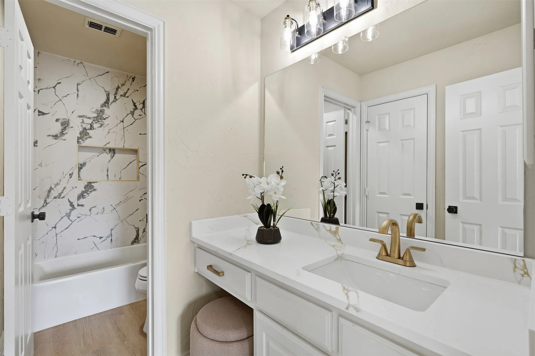 Single Family Residence For Sale in Dallas County , 1315 Valley Vista Drive, Irving, Texas 75063, 4 Bedroom, 3 Bathroom, 2 Garage spaces, 2,713 Sqft, built in 2006, mls#21371059, Real Estate Agent in Irving, Homes For Sale in Dallas county, Homes For Sale in Irving, Realtor in Irving Texas, Real Estate Brokerage Independent Realty Texas, Luminita Cordes Realtor
