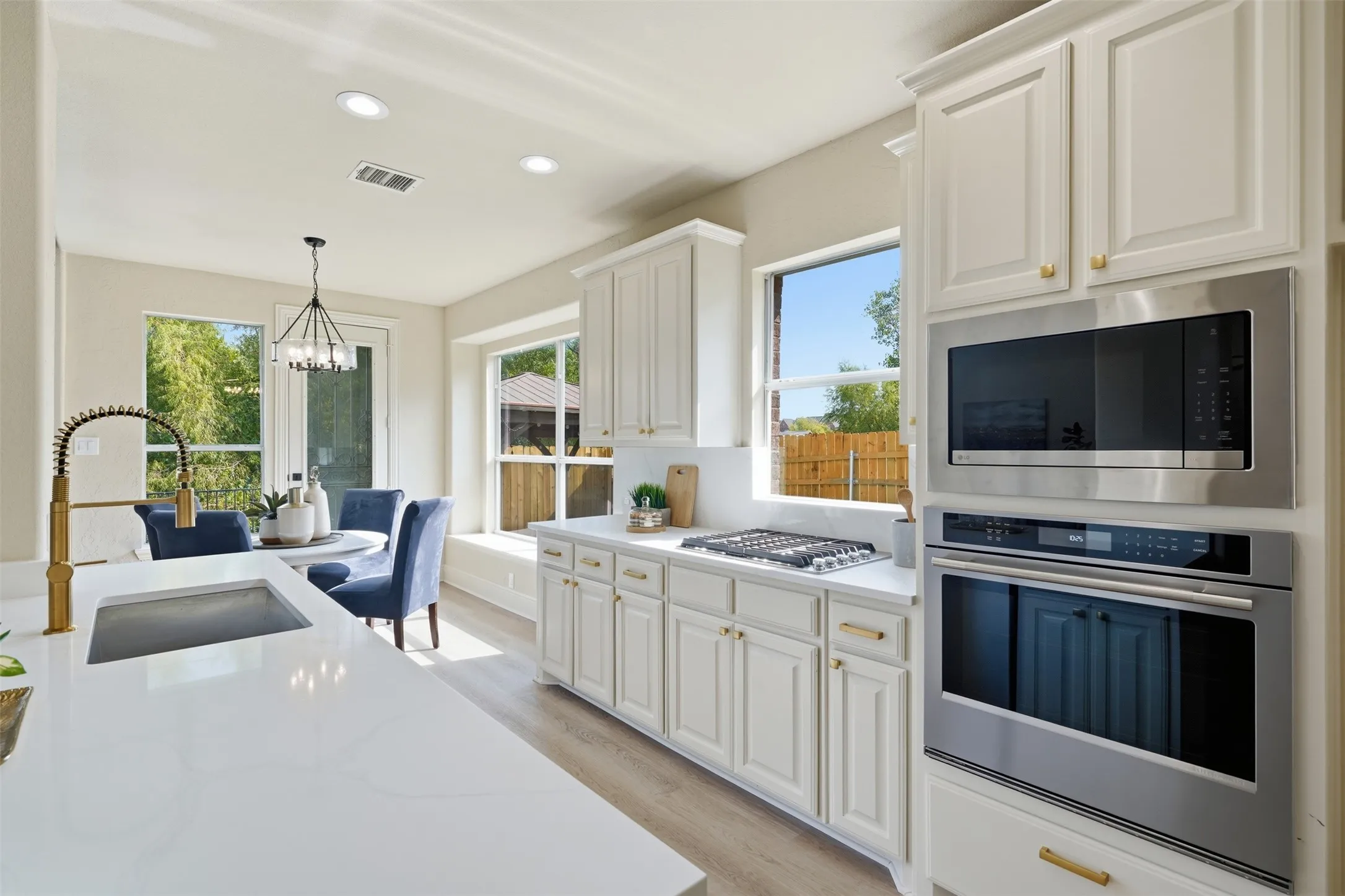 Single Family Residence For Sale in Dallas County , 1315 Valley Vista Drive, Irving, Texas 75063, 4 Bedroom, 3 Bathroom, 2 Garage spaces, 2,713 Sqft, built in 2006, mls#21371059, Real Estate Agent in Irving, Homes For Sale in Dallas county, Homes For Sale in Irving, Realtor in Irving Texas, Real Estate Brokerage Independent Realty Texas, Luminita Cordes Realtor