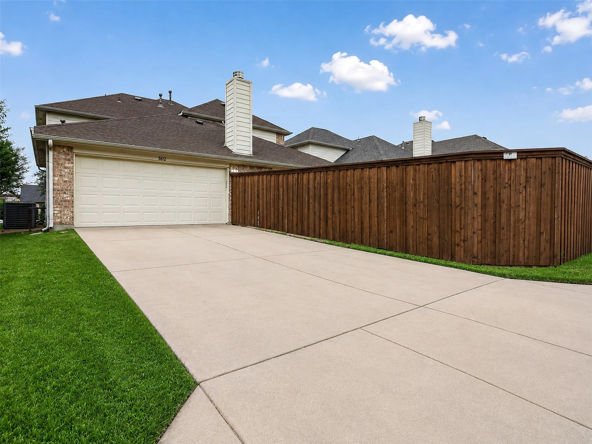 Single Family Residence For Sale in Collin County , 5612 Leven Lane, Mc Kinney, Texas 75070, 4 Bedroom, 4 Bathroom, 2 Garage spaces, 3,214 Sqft, built in 2008, mls#21370906, Real Estate Agent in Mc Kinney, Homes For Sale in Collin county, Homes For Sale in Mc Kinney, Realtor in Mc Kinney Texas, Real Estate Brokerage Independent Realty Texas, Luminita Cordes Realtor