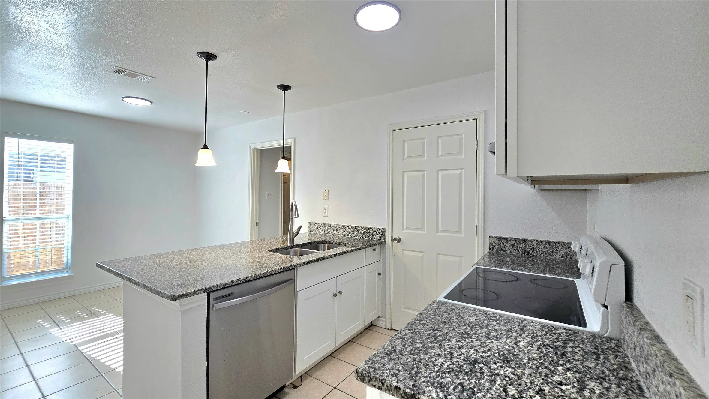 Duplex For Rent in Tarrant County , 5017 Chapman Street 5017, Fort Worth, Texas 76105, 4 Bedroom, 2 Bathroom, Garage spaces, 1,146 Sqft, built in 2006, mls#21371191, Real Estate Agent in Fort Worth, Homes For Rent in Tarrant county, Homes For Rent in Fort Worth, Realtor in Fort Worth Texas, Real Estate Brokerage Independent Realty Texas, Luminita Cordes Realtor