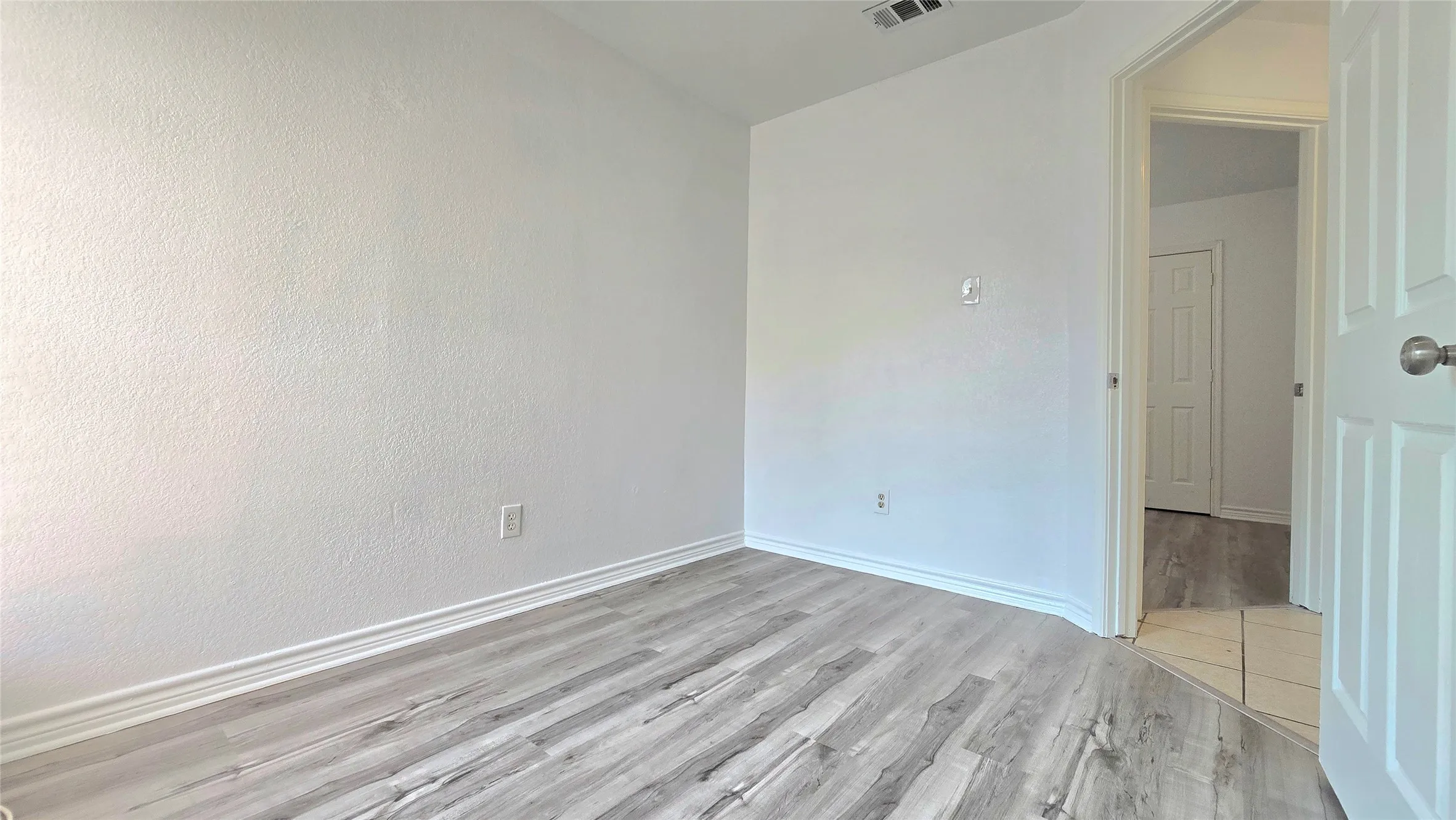 Duplex For Rent in Tarrant County , 5017 Chapman Street 5017, Fort Worth, Texas 76105, 4 Bedroom, 2 Bathroom, Garage spaces, 1,146 Sqft, built in 2006, mls#21371191, Real Estate Agent in Fort Worth, Homes For Rent in Tarrant county, Homes For Rent in Fort Worth, Realtor in Fort Worth Texas, Real Estate Brokerage Independent Realty Texas, Luminita Cordes Realtor