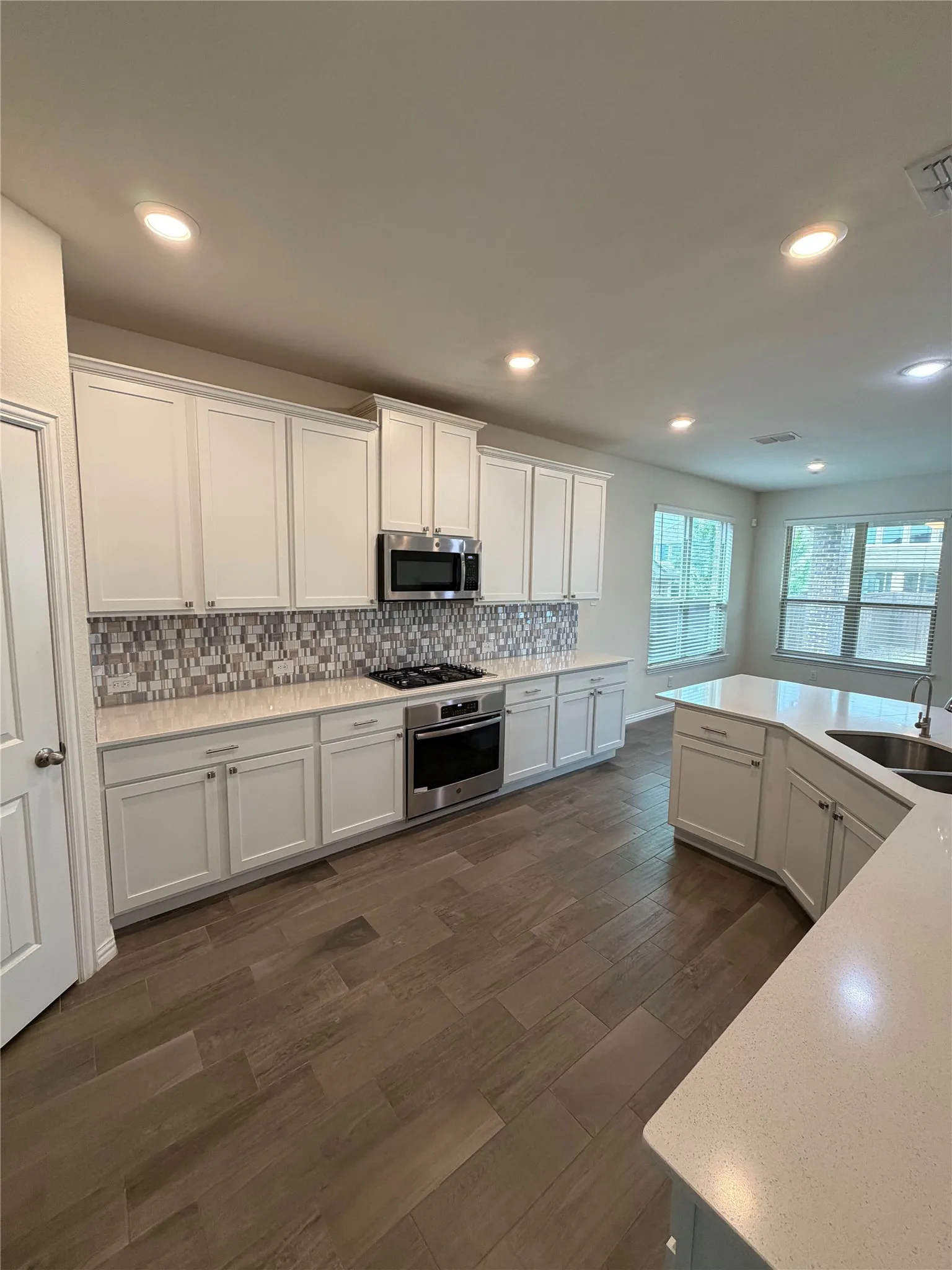 Single Family Residence For Sale in Denton County , 1421 Prairie Lake Court, Lewisville, Texas 75010, 4 Bedroom, 4 Bathroom, 2 Garage spaces, 2,704 Sqft, built in 2018, mls#21371181, Real Estate Agent in Lewisville, Homes For Sale in Denton county, Homes For Sale in Lewisville, Realtor in Lewisville Texas, Real Estate Brokerage Independent Realty Texas, Luminita Cordes Realtor