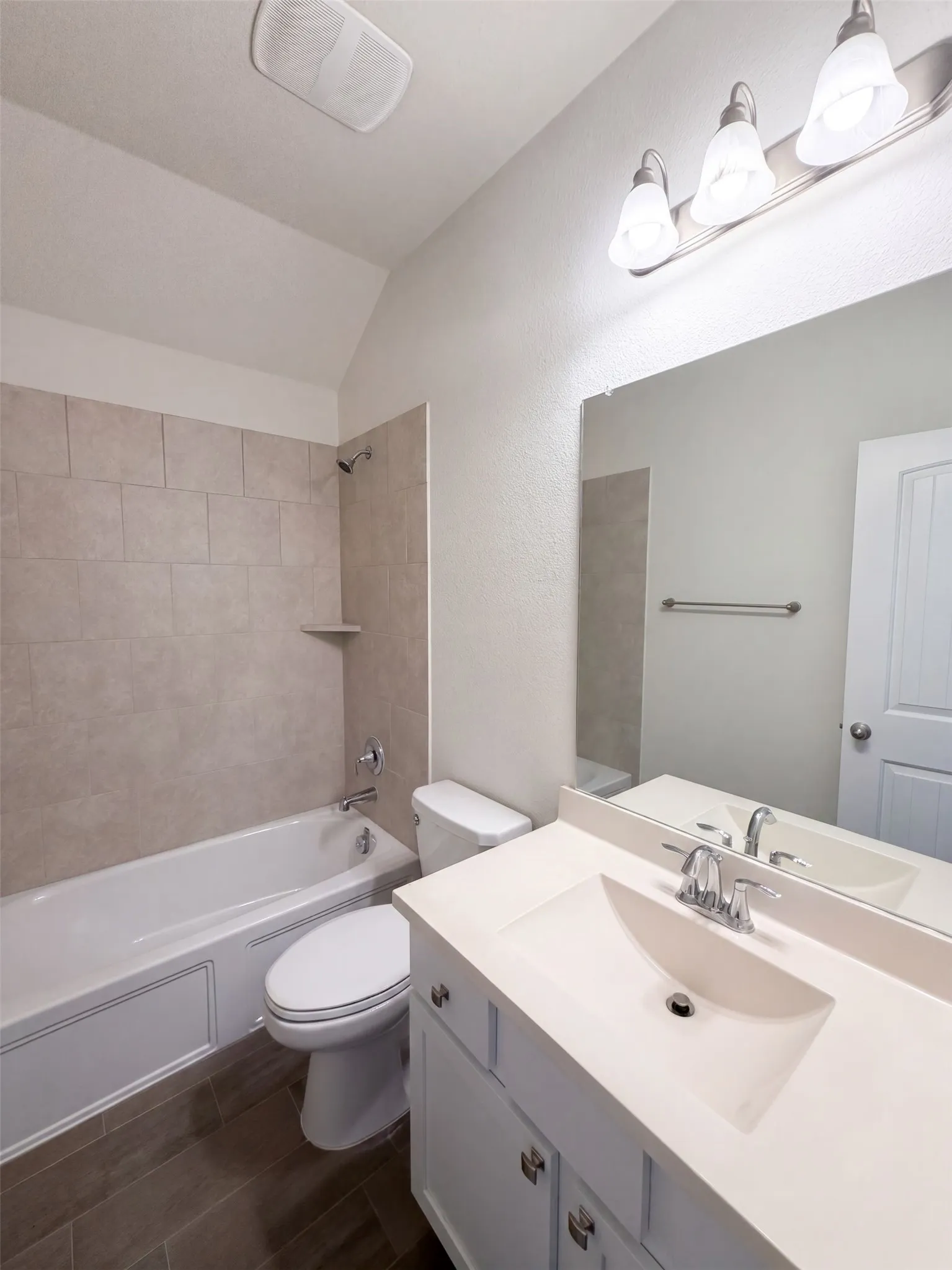 Single Family Residence For Sale in Denton County , 1421 Prairie Lake Court, Lewisville, Texas 75010, 4 Bedroom, 4 Bathroom, 2 Garage spaces, 2,704 Sqft, built in 2018, mls#21371181, Real Estate Agent in Lewisville, Homes For Sale in Denton county, Homes For Sale in Lewisville, Realtor in Lewisville Texas, Real Estate Brokerage Independent Realty Texas, Luminita Cordes Realtor