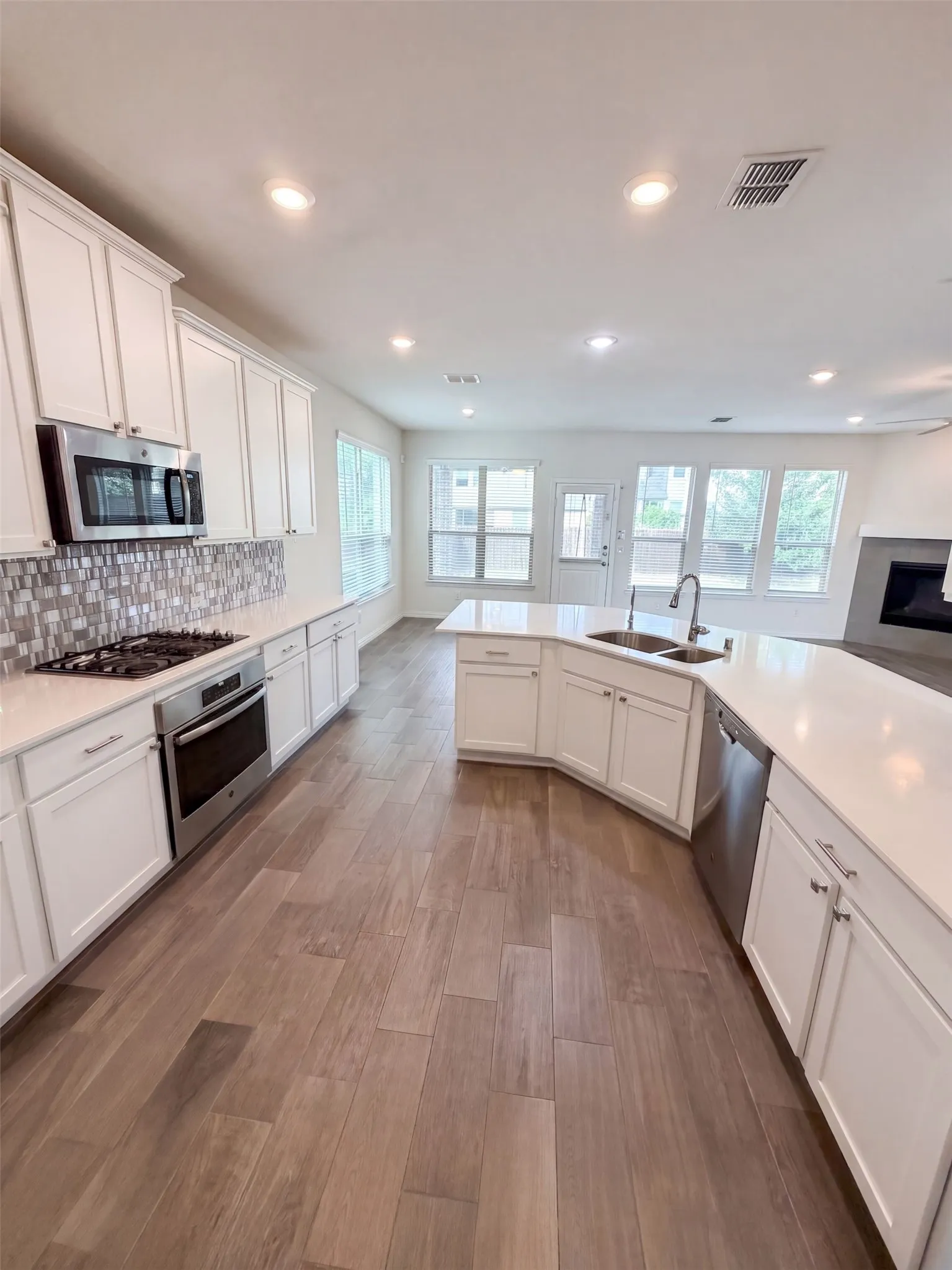 Single Family Residence For Sale in Denton County , 1421 Prairie Lake Court, Lewisville, Texas 75010, 4 Bedroom, 4 Bathroom, 2 Garage spaces, 2,704 Sqft, built in 2018, mls#21371181, Real Estate Agent in Lewisville, Homes For Sale in Denton county, Homes For Sale in Lewisville, Realtor in Lewisville Texas, Real Estate Brokerage Independent Realty Texas, Luminita Cordes Realtor