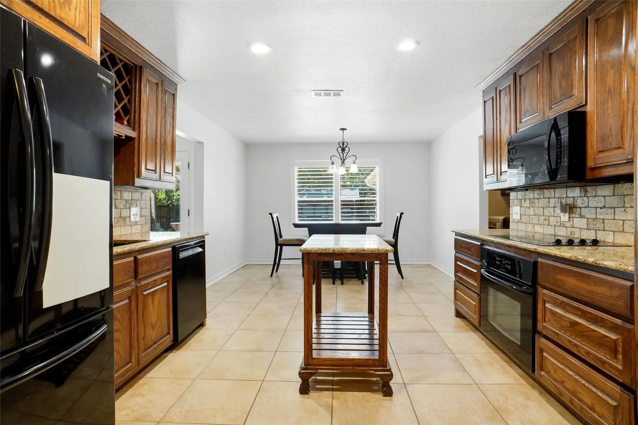 Single Family Residence For Rent in Tarrant County , 1319 Chestnut Road, Mansfield, Texas 76063, 3 Bedroom, 2 Bathroom, 2 Garage spaces, 1,888 Sqft, built in 1978, mls#21362940, Real Estate Agent in Mansfield, Homes For Rent in Tarrant county, Homes For Rent in Mansfield, Realtor in Mansfield Texas, Real Estate Brokerage Independent Realty Texas, Luminita Cordes Realtor