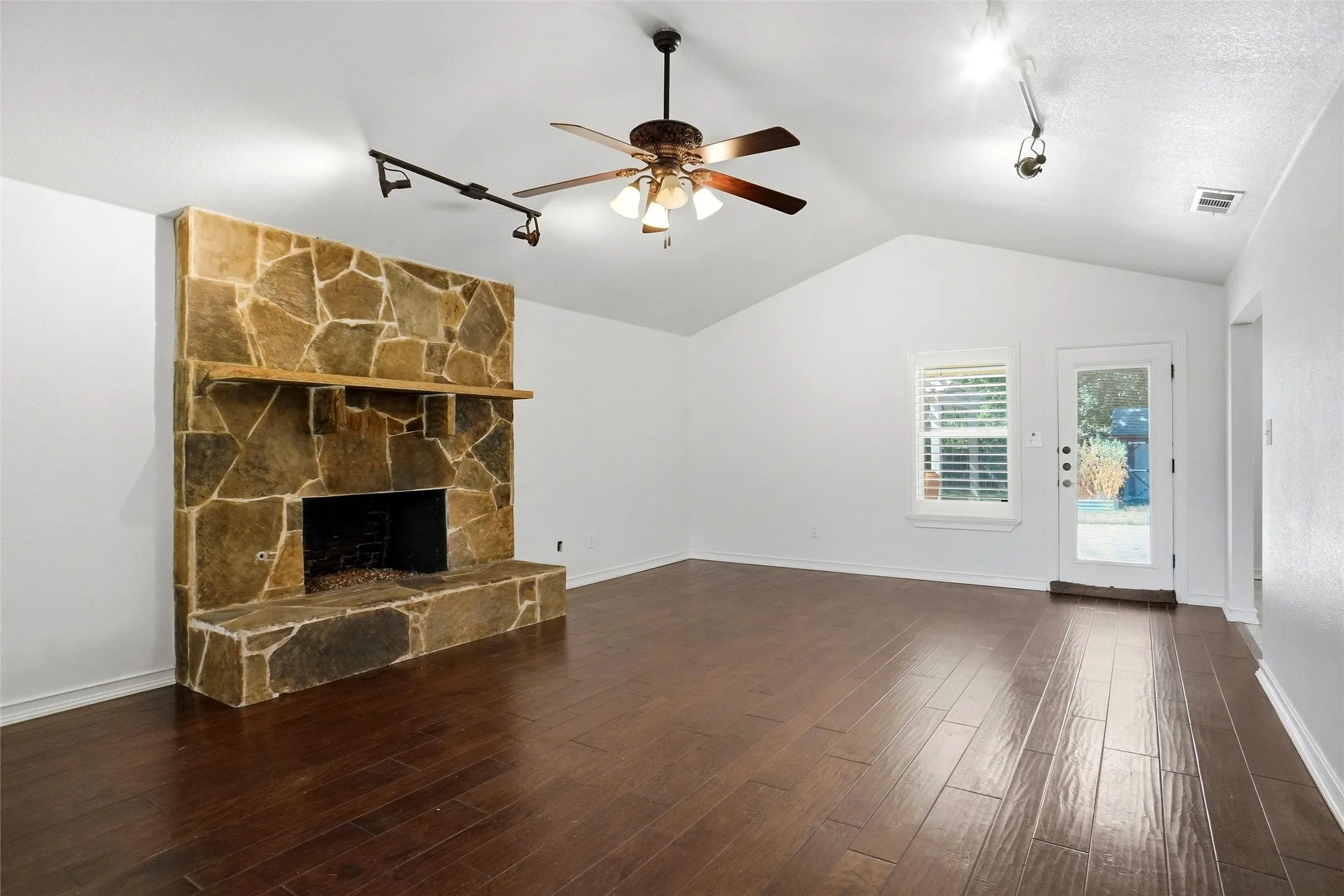 Single Family Residence For Rent in Tarrant County , 1319 Chestnut Road, Mansfield, Texas 76063, 3 Bedroom, 2 Bathroom, 2 Garage spaces, 1,888 Sqft, built in 1978, mls#21362940, Real Estate Agent in Mansfield, Homes For Rent in Tarrant county, Homes For Rent in Mansfield, Realtor in Mansfield Texas, Real Estate Brokerage Independent Realty Texas, Luminita Cordes Realtor