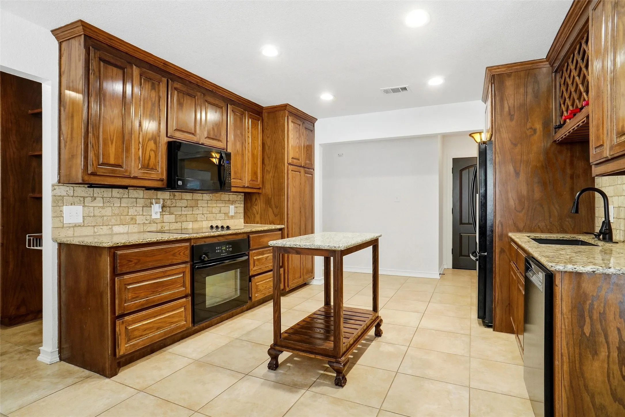Single Family Residence For Rent in Tarrant County , 1319 Chestnut Road, Mansfield, Texas 76063, 3 Bedroom, 2 Bathroom, 2 Garage spaces, 1,888 Sqft, built in 1978, mls#21362940, Real Estate Agent in Mansfield, Homes For Rent in Tarrant county, Homes For Rent in Mansfield, Realtor in Mansfield Texas, Real Estate Brokerage Independent Realty Texas, Luminita Cordes Realtor