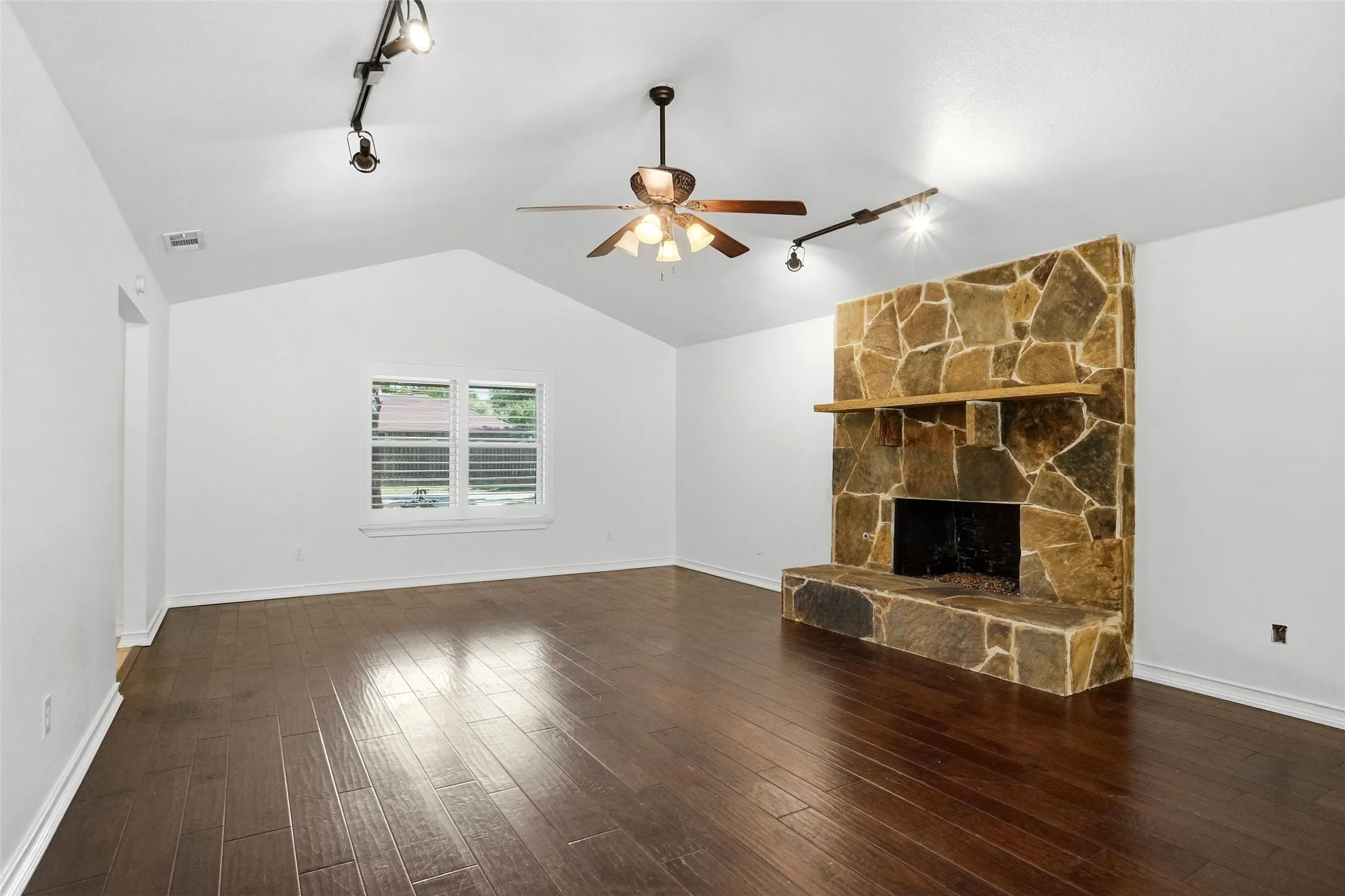 Single Family Residence For Rent in Tarrant County , 1319 Chestnut Road, Mansfield, Texas 76063, 3 Bedroom, 2 Bathroom, 2 Garage spaces, 1,888 Sqft, built in 1978, mls#21362940, Real Estate Agent in Mansfield, Homes For Rent in Tarrant county, Homes For Rent in Mansfield, Realtor in Mansfield Texas, Real Estate Brokerage Independent Realty Texas, Luminita Cordes Realtor