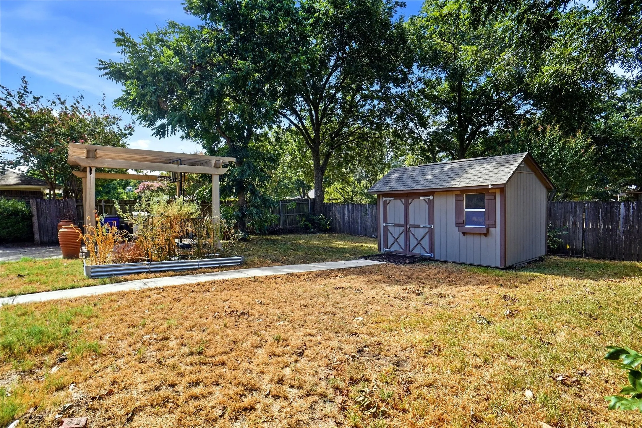 Single Family Residence For Rent in Tarrant County , 1319 Chestnut Road, Mansfield, Texas 76063, 3 Bedroom, 2 Bathroom, 2 Garage spaces, 1,888 Sqft, built in 1978, mls#21362940, Real Estate Agent in Mansfield, Homes For Rent in Tarrant county, Homes For Rent in Mansfield, Realtor in Mansfield Texas, Real Estate Brokerage Independent Realty Texas, Luminita Cordes Realtor