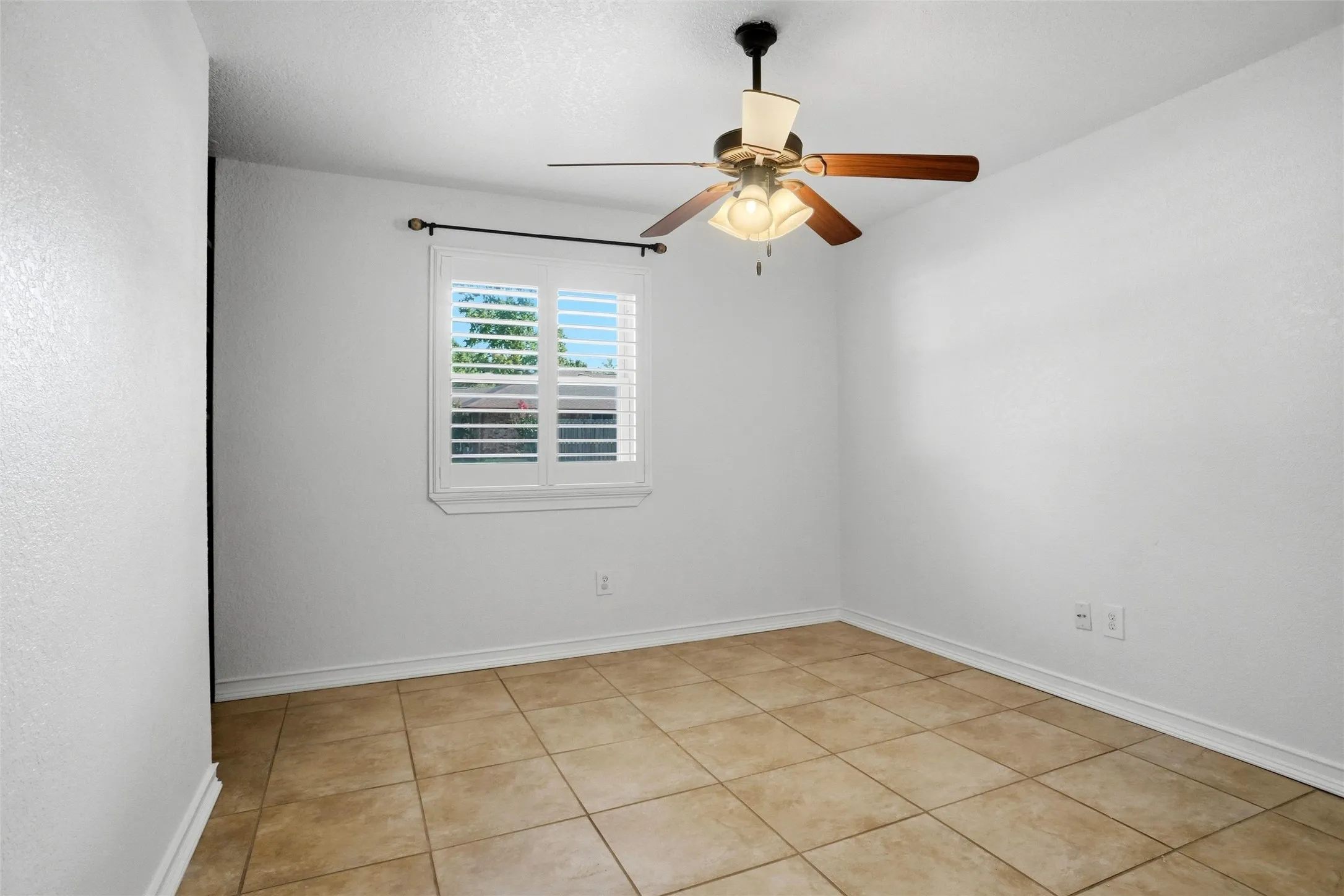 Single Family Residence For Rent in Tarrant County , 1319 Chestnut Road, Mansfield, Texas 76063, 3 Bedroom, 2 Bathroom, 2 Garage spaces, 1,888 Sqft, built in 1978, mls#21362940, Real Estate Agent in Mansfield, Homes For Rent in Tarrant county, Homes For Rent in Mansfield, Realtor in Mansfield Texas, Real Estate Brokerage Independent Realty Texas, Luminita Cordes Realtor