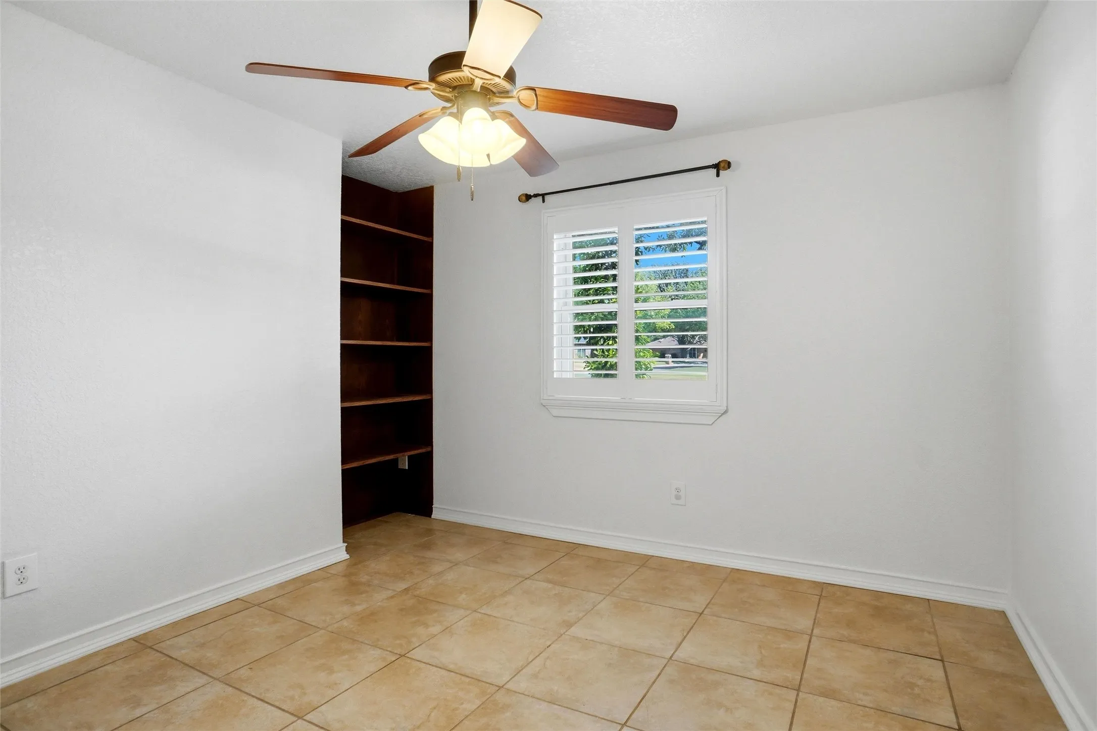 Single Family Residence For Rent in Tarrant County , 1319 Chestnut Road, Mansfield, Texas 76063, 3 Bedroom, 2 Bathroom, 2 Garage spaces, 1,888 Sqft, built in 1978, mls#21362940, Real Estate Agent in Mansfield, Homes For Rent in Tarrant county, Homes For Rent in Mansfield, Realtor in Mansfield Texas, Real Estate Brokerage Independent Realty Texas, Luminita Cordes Realtor