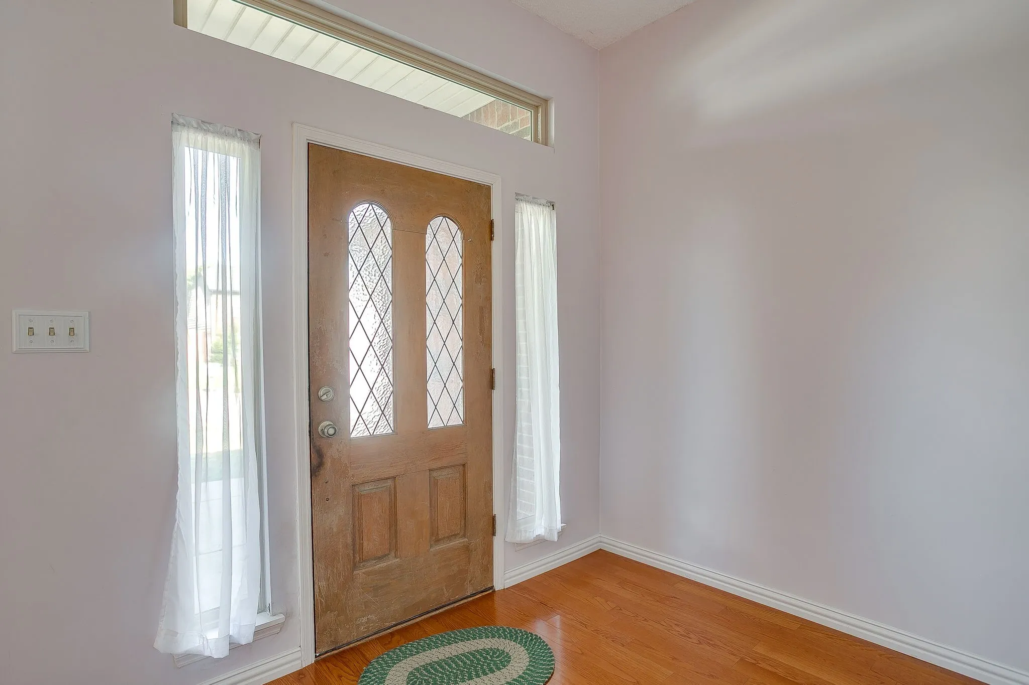 Beautifully maintained 3-bedroom home in Grapevine that doesn’t break the bank feels like finding a unicorn. Welcome home.
