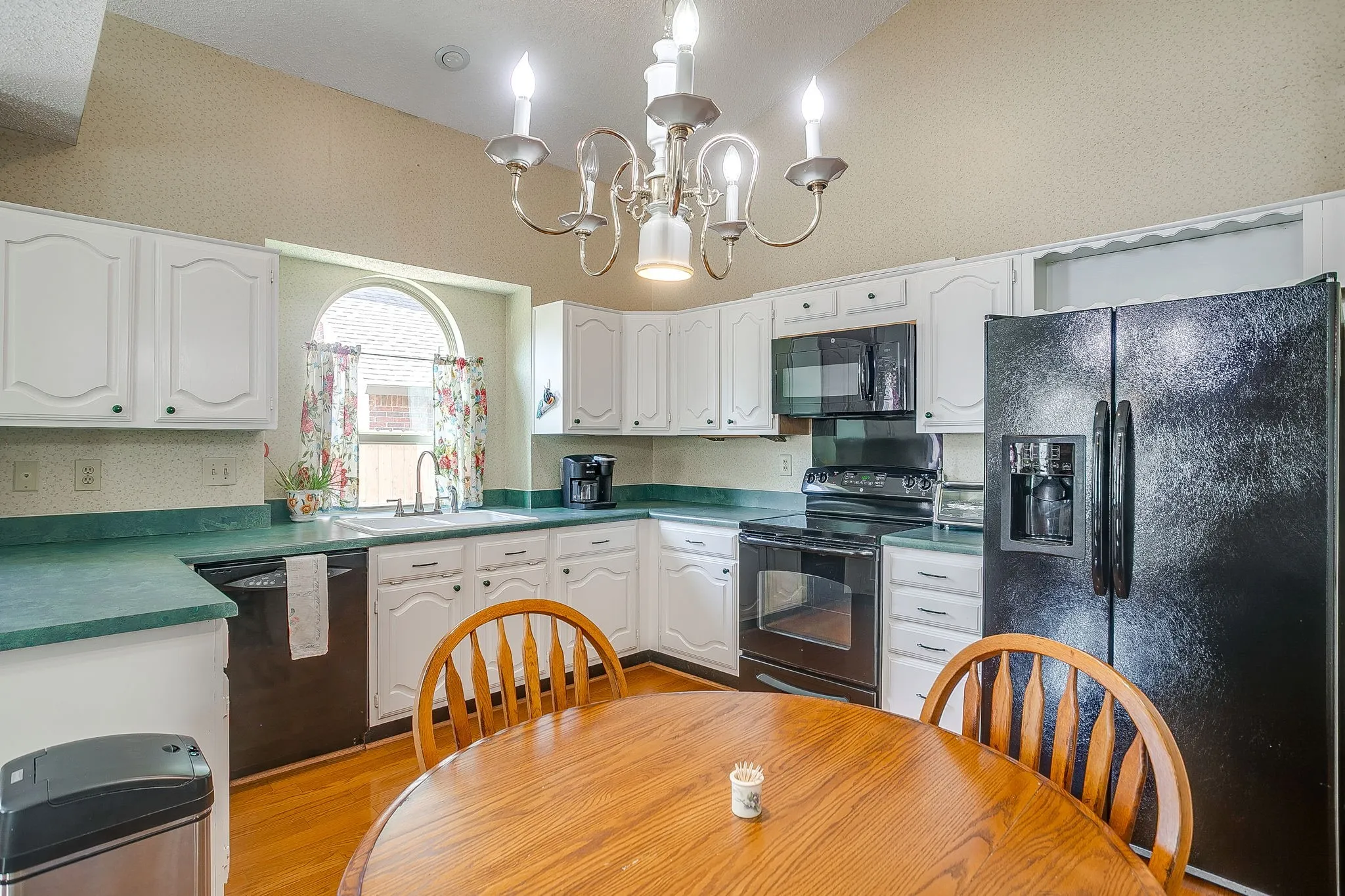 Eat in Kitchen (dining area 2 of 2).