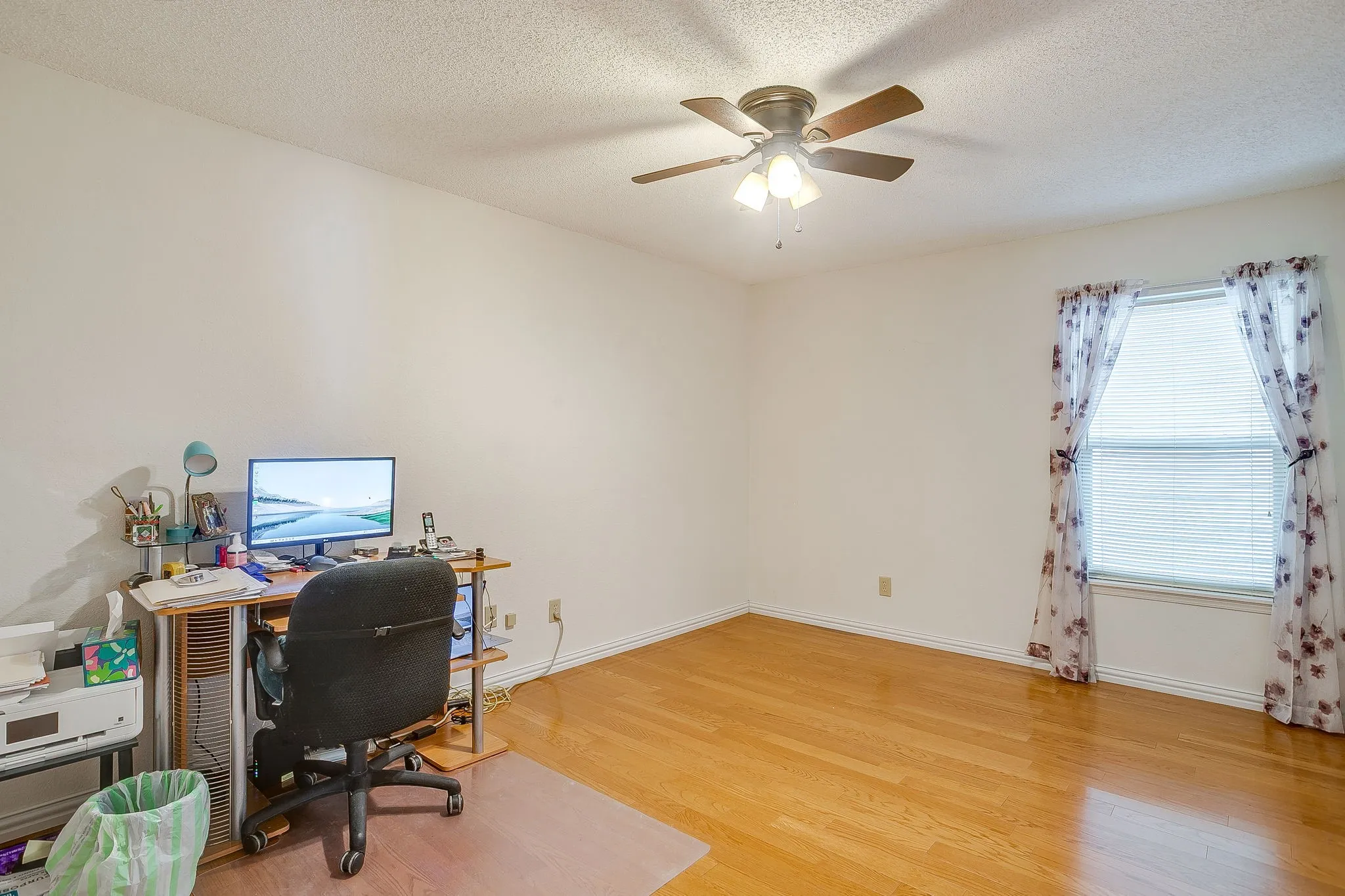 Secondary bedroom with ceiling fan.
