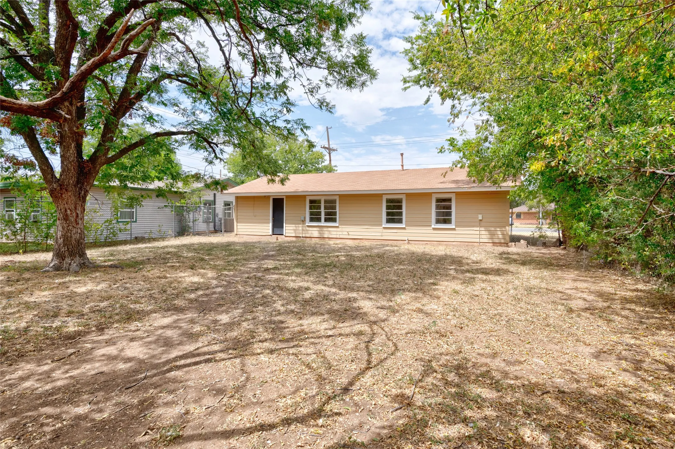 Single Family Residence For Sale in Taylor County , 2809 S 27th Street, Abilene, Texas 79605, 3 Bedroom, 1 Bathroom, 1 Garage spaces, 864 Sqft, built in 1959, mls#21370404, Real Estate Agent in Abilene, Homes For Sale in Taylor county, Homes For Sale in Abilene, Realtor in Abilene Texas, Real Estate Brokerage Independent Realty Texas, Luminita Cordes Realtor