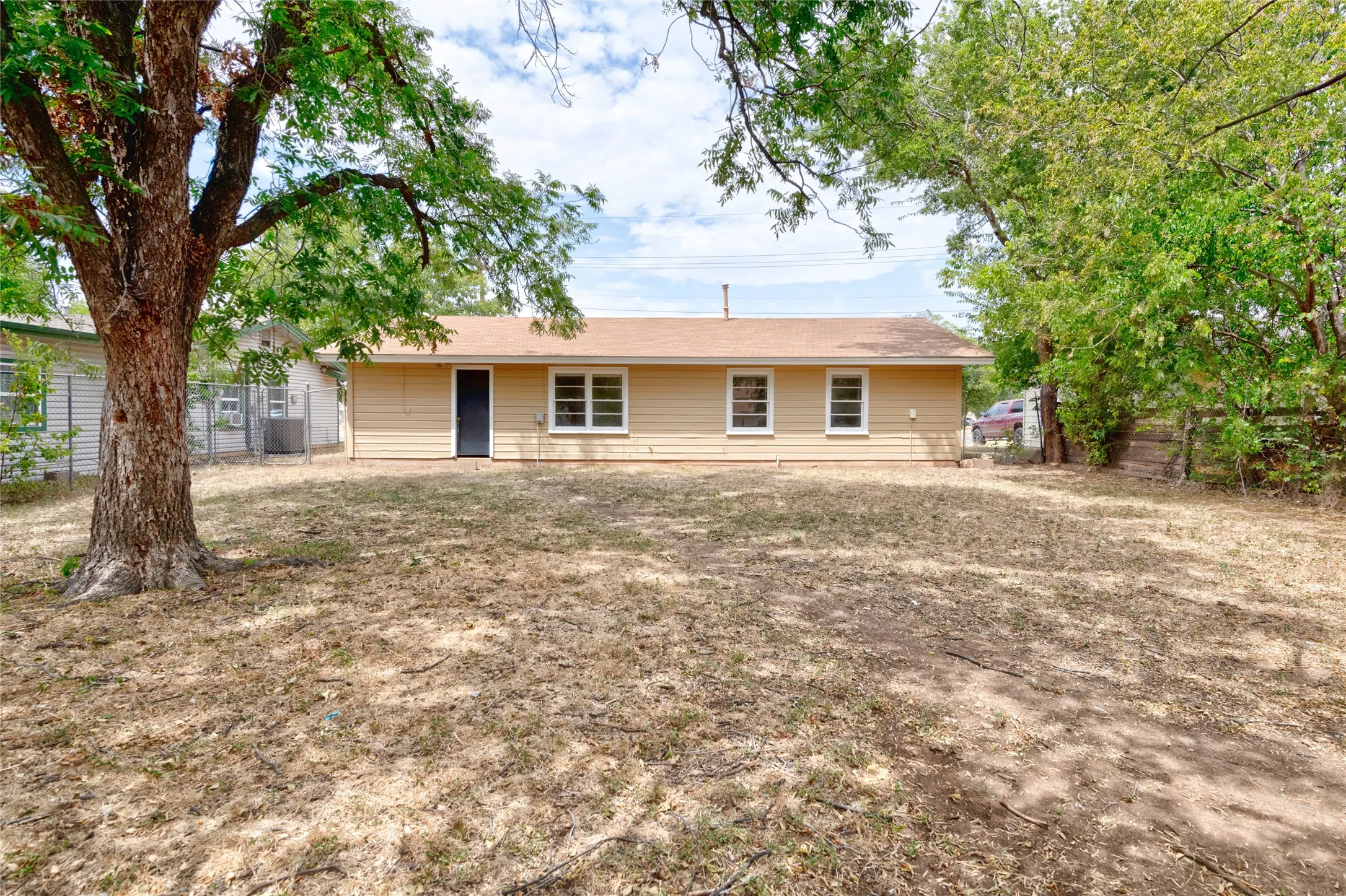 Single Family Residence For Sale in Taylor County , 2809 S 27th Street, Abilene, Texas 79605, 3 Bedroom, 1 Bathroom, 1 Garage spaces, 864 Sqft, built in 1959, mls#21370404, Real Estate Agent in Abilene, Homes For Sale in Taylor county, Homes For Sale in Abilene, Realtor in Abilene Texas, Real Estate Brokerage Independent Realty Texas, Luminita Cordes Realtor