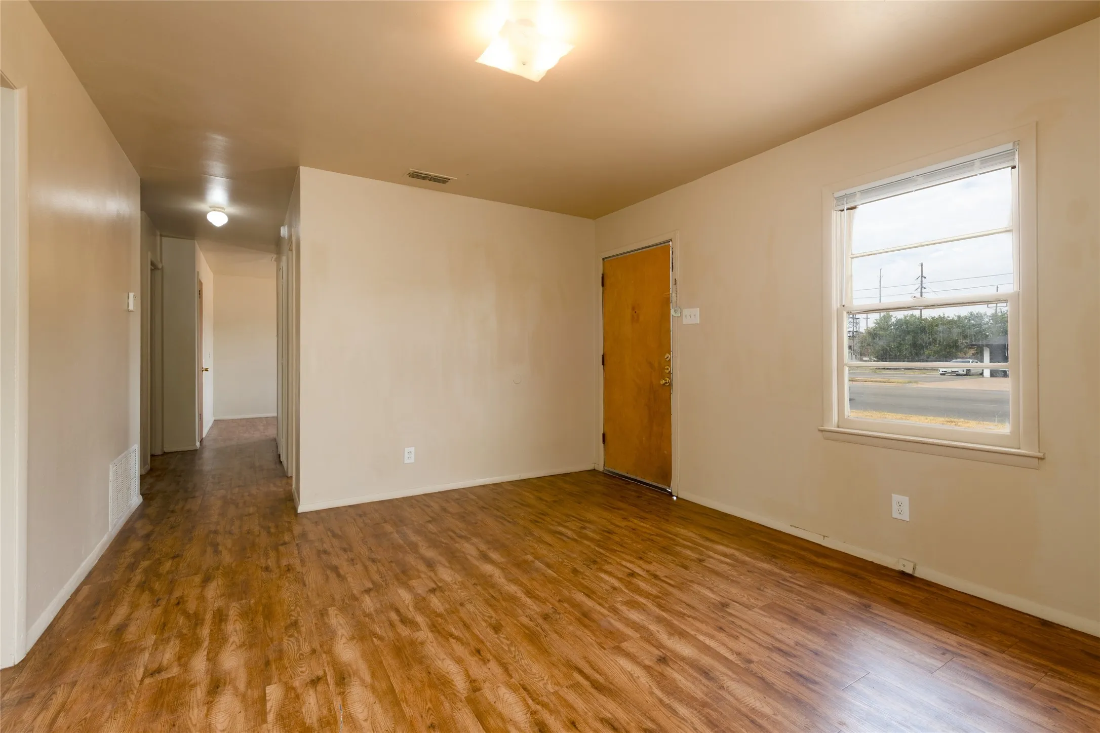 Single Family Residence For Sale in Taylor County , 2809 S 27th Street, Abilene, Texas 79605, 3 Bedroom, 1 Bathroom, 1 Garage spaces, 864 Sqft, built in 1959, mls#21370404, Real Estate Agent in Abilene, Homes For Sale in Taylor county, Homes For Sale in Abilene, Realtor in Abilene Texas, Real Estate Brokerage Independent Realty Texas, Luminita Cordes Realtor