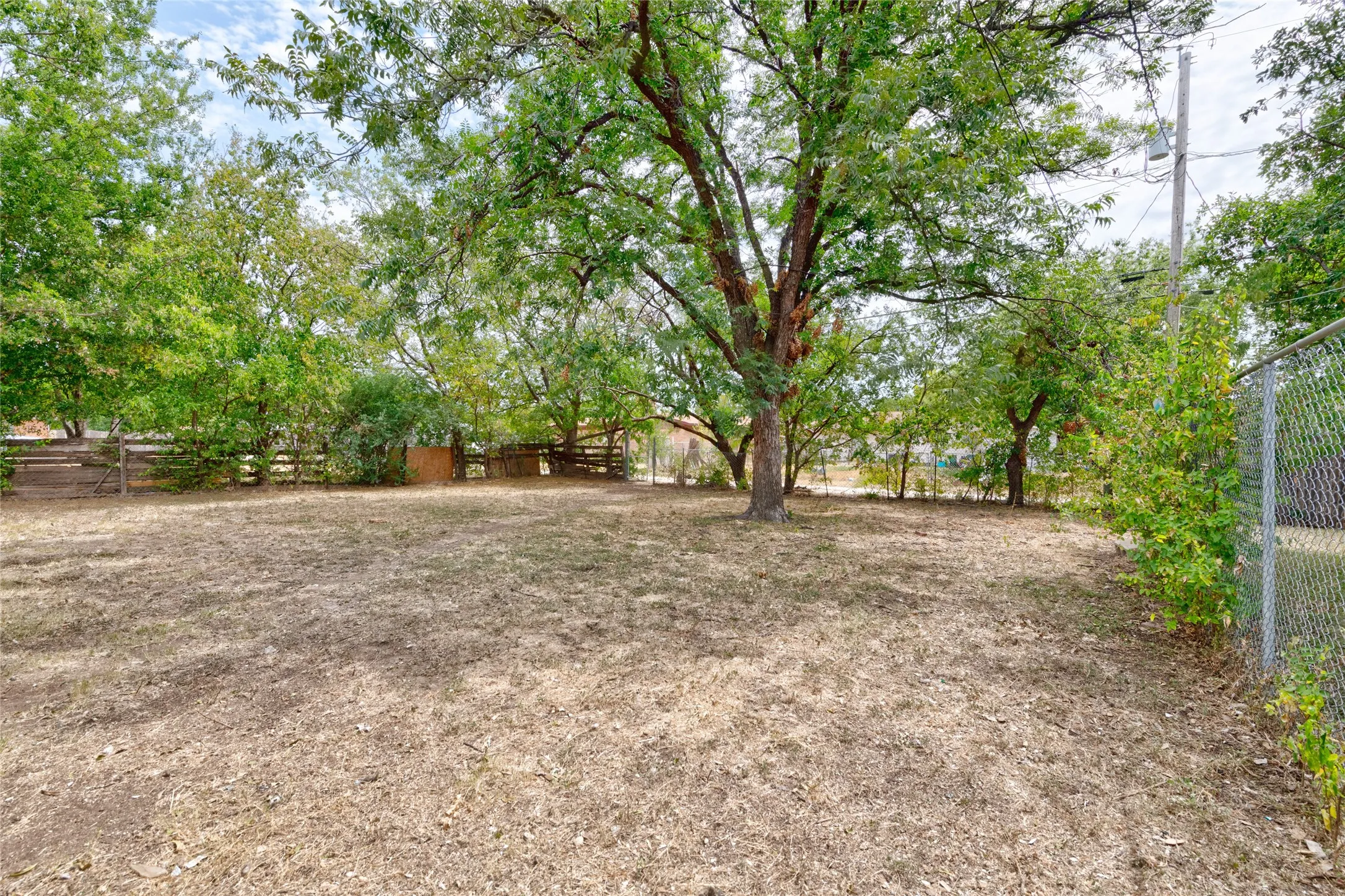 Single Family Residence For Sale in Taylor County , 2809 S 27th Street, Abilene, Texas 79605, 3 Bedroom, 1 Bathroom, 1 Garage spaces, 864 Sqft, built in 1959, mls#21370404, Real Estate Agent in Abilene, Homes For Sale in Taylor county, Homes For Sale in Abilene, Realtor in Abilene Texas, Real Estate Brokerage Independent Realty Texas, Luminita Cordes Realtor
