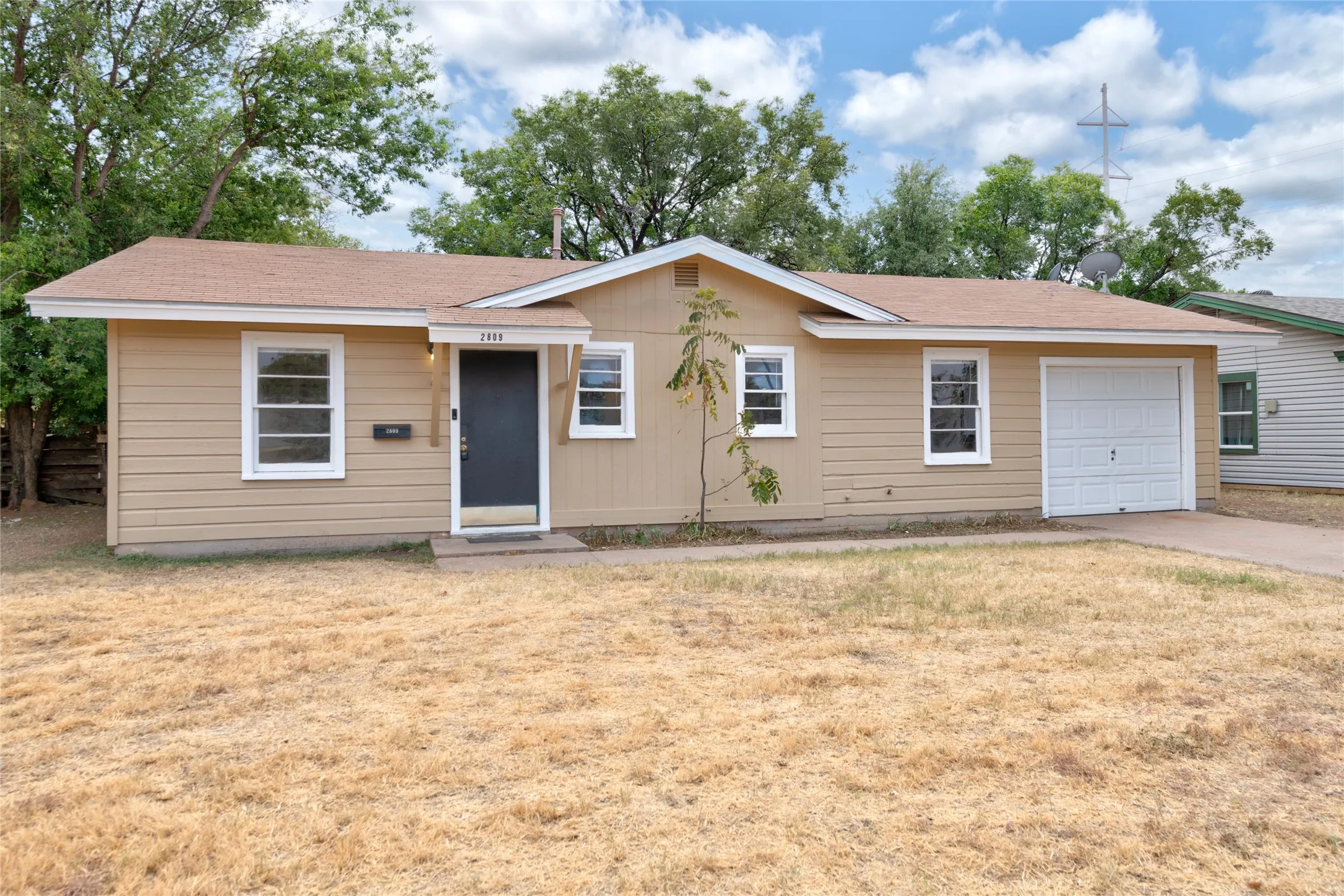 Single Family Residence For Sale in Taylor County , 2809 S 27th Street, Abilene, Texas 79605, 3 Bedroom, 1 Bathroom, 1 Garage spaces, 864 Sqft, built in 1959, mls#21370404, Real Estate Agent in Abilene, Homes For Sale in Taylor county, Homes For Sale in Abilene, Realtor in Abilene Texas, Real Estate Brokerage Independent Realty Texas, Luminita Cordes Realtor