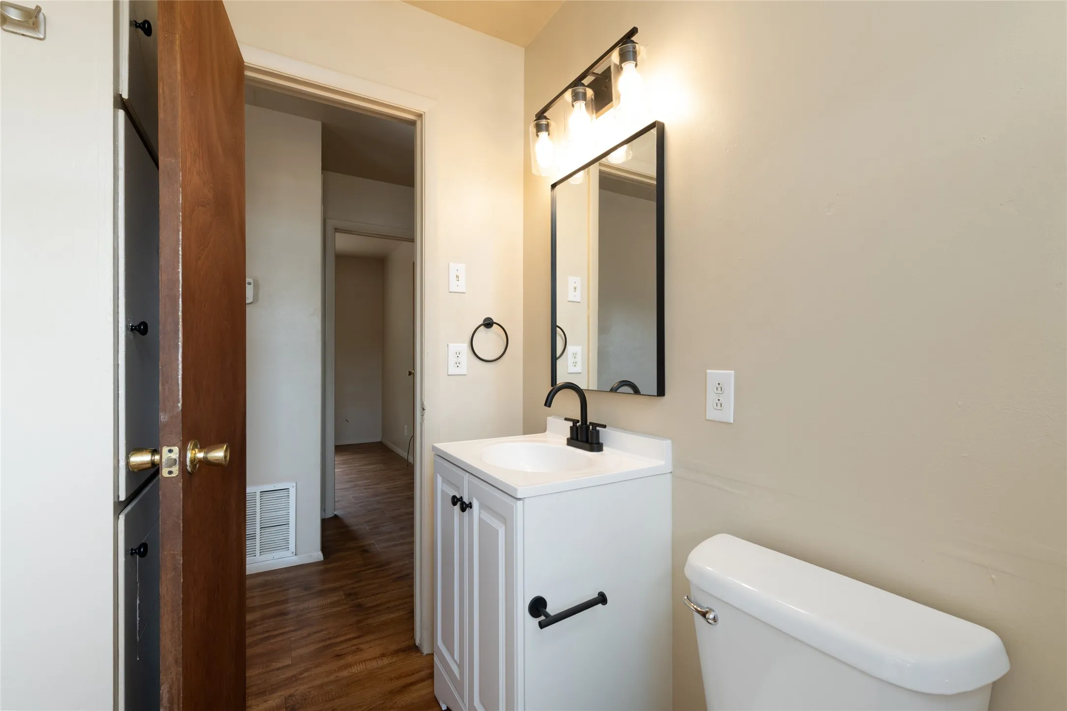 Single Family Residence For Sale in Taylor County , 2809 S 27th Street, Abilene, Texas 79605, 3 Bedroom, 1 Bathroom, 1 Garage spaces, 864 Sqft, built in 1959, mls#21370404, Real Estate Agent in Abilene, Homes For Sale in Taylor county, Homes For Sale in Abilene, Realtor in Abilene Texas, Real Estate Brokerage Independent Realty Texas, Luminita Cordes Realtor