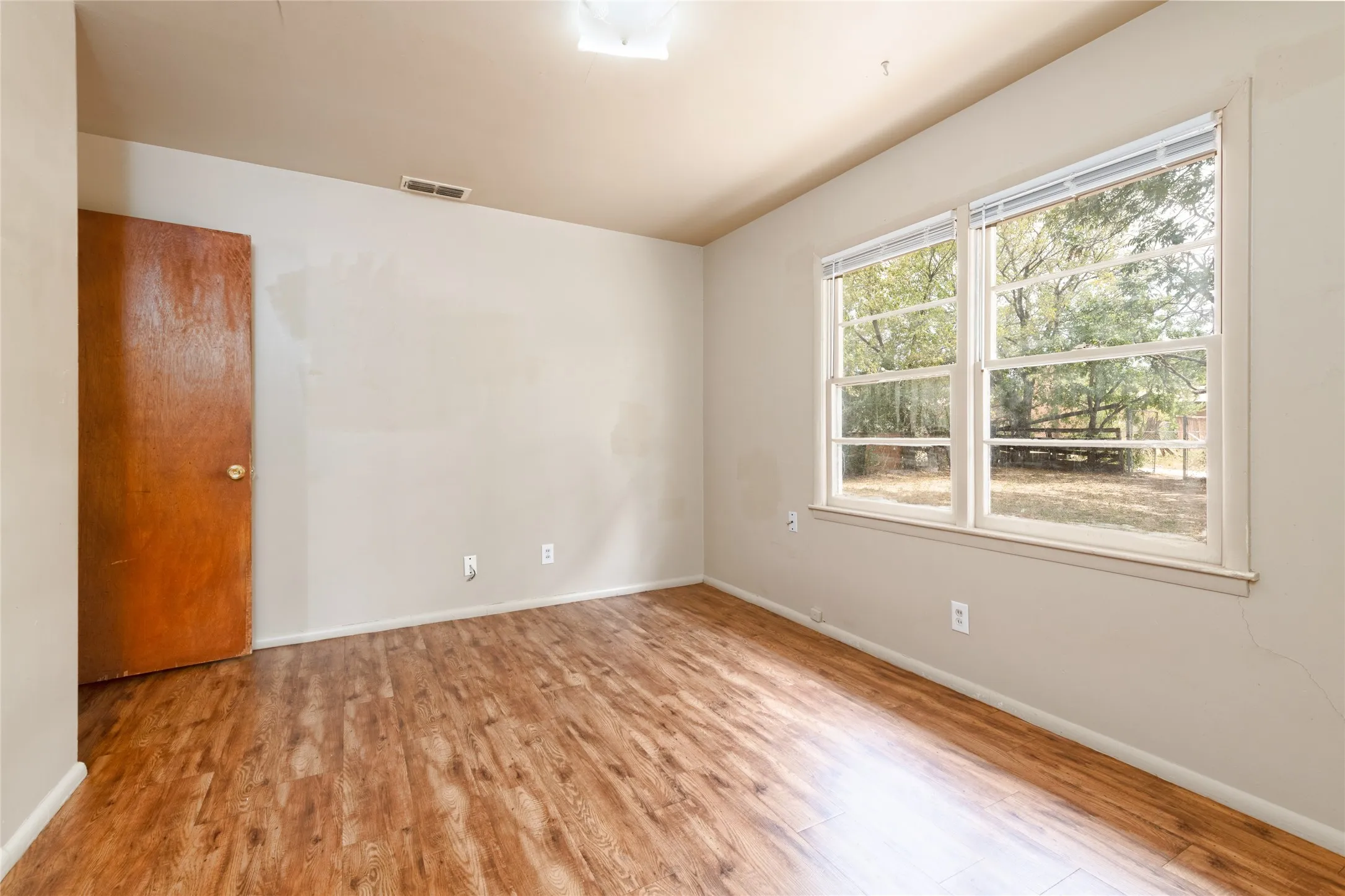 Single Family Residence For Sale in Taylor County , 2809 S 27th Street, Abilene, Texas 79605, 3 Bedroom, 1 Bathroom, 1 Garage spaces, 864 Sqft, built in 1959, mls#21370404, Real Estate Agent in Abilene, Homes For Sale in Taylor county, Homes For Sale in Abilene, Realtor in Abilene Texas, Real Estate Brokerage Independent Realty Texas, Luminita Cordes Realtor