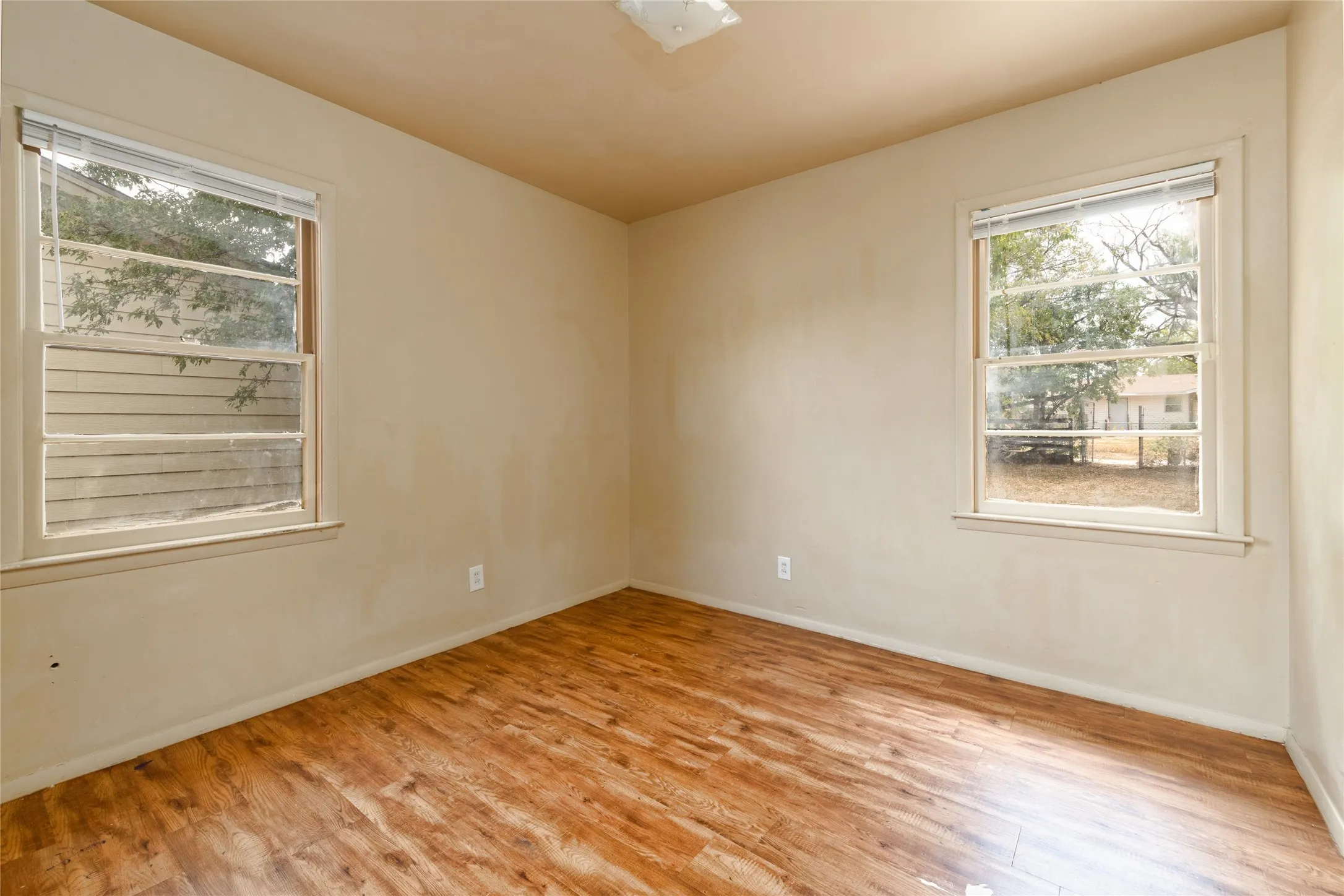 Single Family Residence For Sale in Taylor County , 2809 S 27th Street, Abilene, Texas 79605, 3 Bedroom, 1 Bathroom, 1 Garage spaces, 864 Sqft, built in 1959, mls#21370404, Real Estate Agent in Abilene, Homes For Sale in Taylor county, Homes For Sale in Abilene, Realtor in Abilene Texas, Real Estate Brokerage Independent Realty Texas, Luminita Cordes Realtor