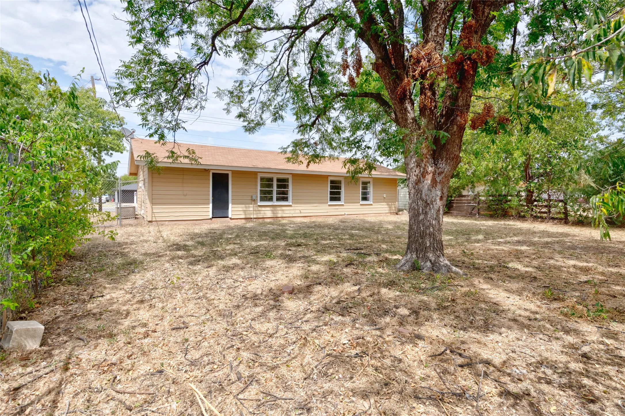 Single Family Residence For Sale in Taylor County , 2809 S 27th Street, Abilene, Texas 79605, 3 Bedroom, 1 Bathroom, 1 Garage spaces, 864 Sqft, built in 1959, mls#21370404, Real Estate Agent in Abilene, Homes For Sale in Taylor county, Homes For Sale in Abilene, Realtor in Abilene Texas, Real Estate Brokerage Independent Realty Texas, Luminita Cordes Realtor