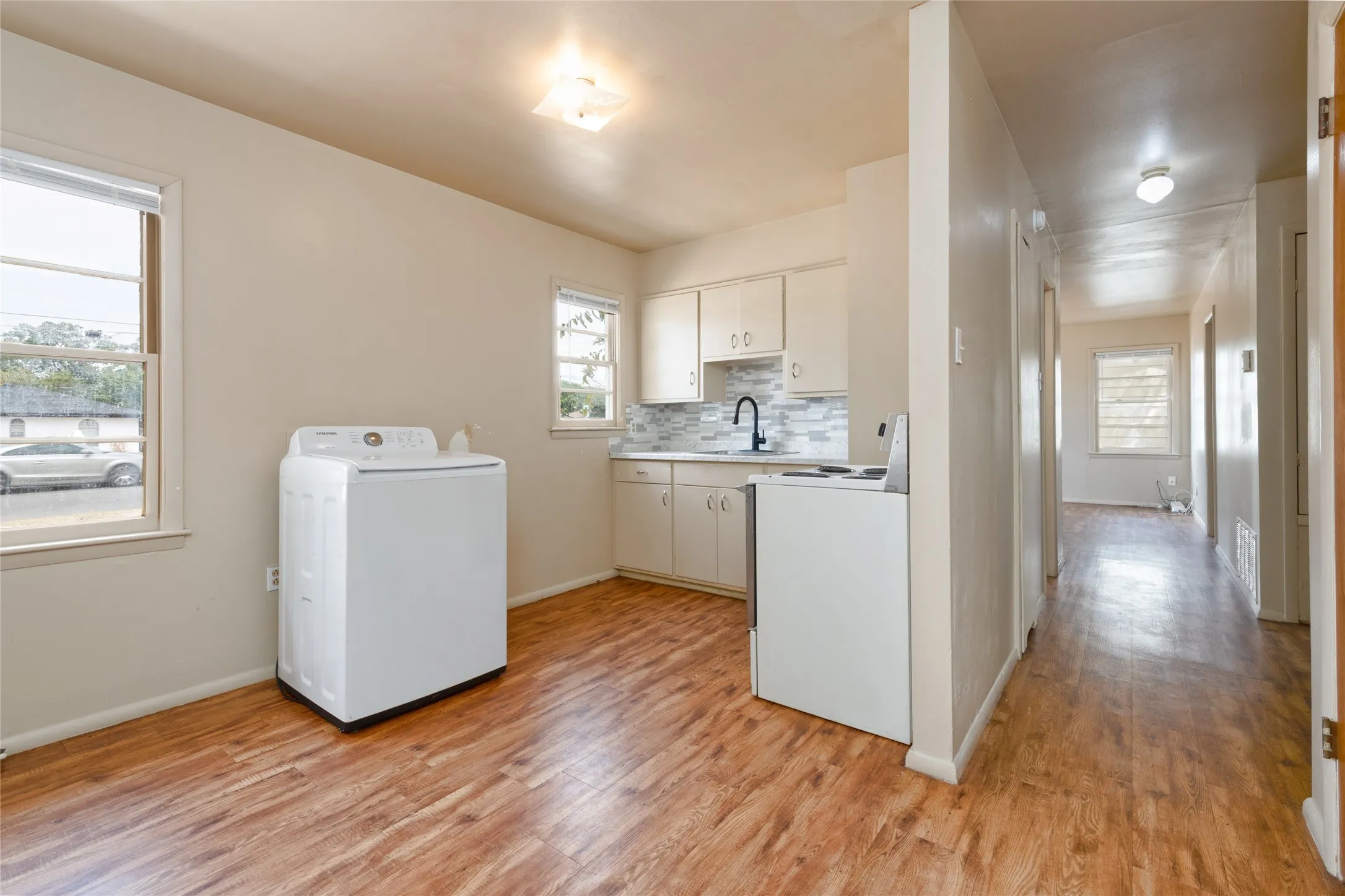 Single Family Residence For Sale in Taylor County , 2809 S 27th Street, Abilene, Texas 79605, 3 Bedroom, 1 Bathroom, 1 Garage spaces, 864 Sqft, built in 1959, mls#21370404, Real Estate Agent in Abilene, Homes For Sale in Taylor county, Homes For Sale in Abilene, Realtor in Abilene Texas, Real Estate Brokerage Independent Realty Texas, Luminita Cordes Realtor