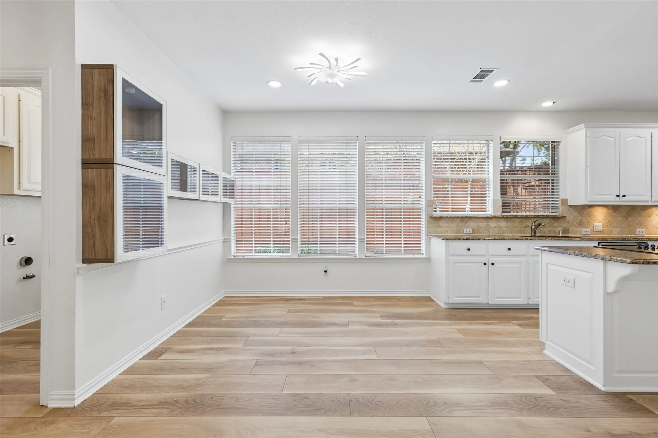 Single Family Residence For Sale in Dallas County , 849 Shorewood Drive, Coppell, Texas 75019, 5 Bedroom, 4 Bathroom, 2 Garage spaces, 3,487 Sqft, built in 1993, mls#21370874, Real Estate Agent in Coppell, Homes For Sale in Dallas county, Homes For Sale in Coppell, Realtor in Coppell Texas, Real Estate Brokerage Independent Realty Texas, Luminita Cordes Realtor