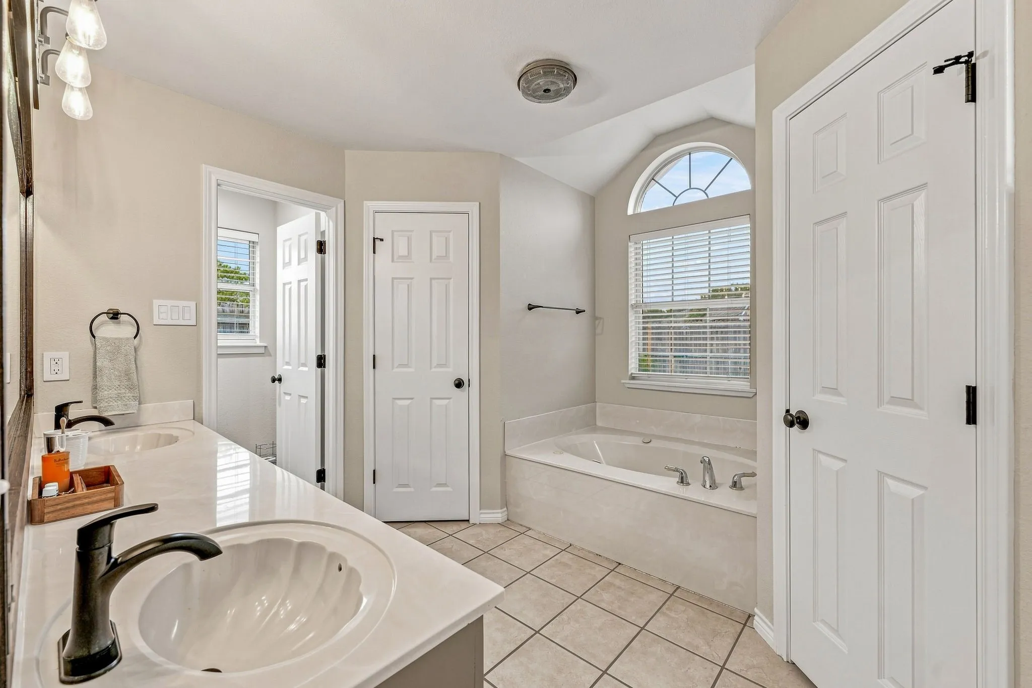 Single Family Residence For Sale in Erath County , 1422 Glenwood Drive, Stephenville, Texas 76401, 4 Bedroom, 2 Bathroom, 2 Garage spaces, 2,046 Sqft, built in 2003, mls#21370919, Real Estate Agent in Stephenville, Homes For Sale in Erath county, Homes For Sale in Stephenville, Realtor in Stephenville Texas, Real Estate Brokerage Independent Realty Texas, Luminita Cordes Realtor