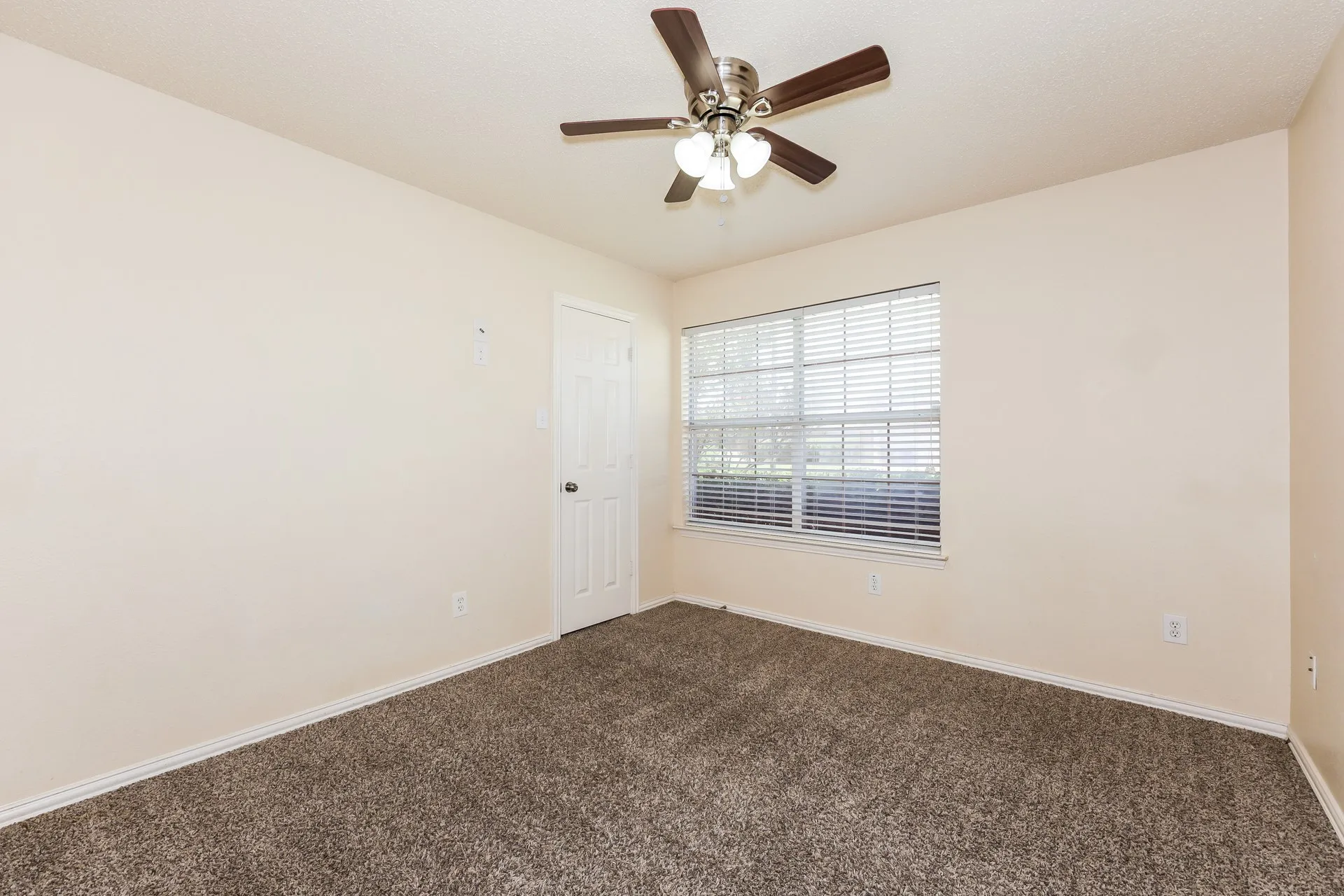 Single Family Residence For Rent in Tarrant County , 1909 Saint Nevis Drive, Mansfield, Texas 76063, 4 Bedroom, 2 Bathroom, 2 Garage spaces, 1,792 Sqft, built in 2001, mls#21371201, Real Estate Agent in Mansfield, Homes For Rent in Tarrant county, Homes For Rent in Mansfield, Realtor in Mansfield Texas, Real Estate Brokerage Independent Realty Texas, Luminita Cordes Realtor