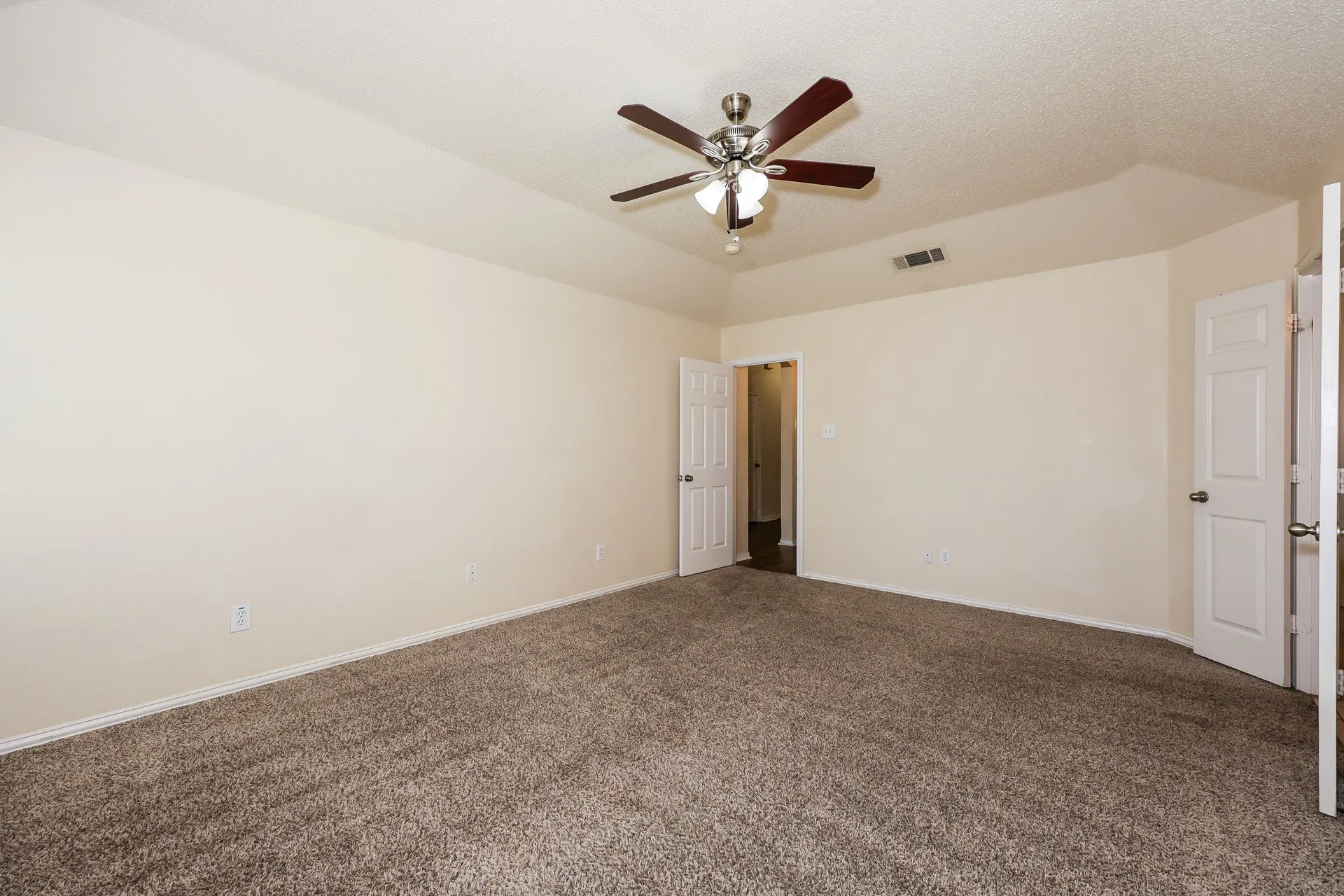 Single Family Residence For Rent in Tarrant County , 1909 Saint Nevis Drive, Mansfield, Texas 76063, 4 Bedroom, 2 Bathroom, 2 Garage spaces, 1,792 Sqft, built in 2001, mls#21371201, Real Estate Agent in Mansfield, Homes For Rent in Tarrant county, Homes For Rent in Mansfield, Realtor in Mansfield Texas, Real Estate Brokerage Independent Realty Texas, Luminita Cordes Realtor