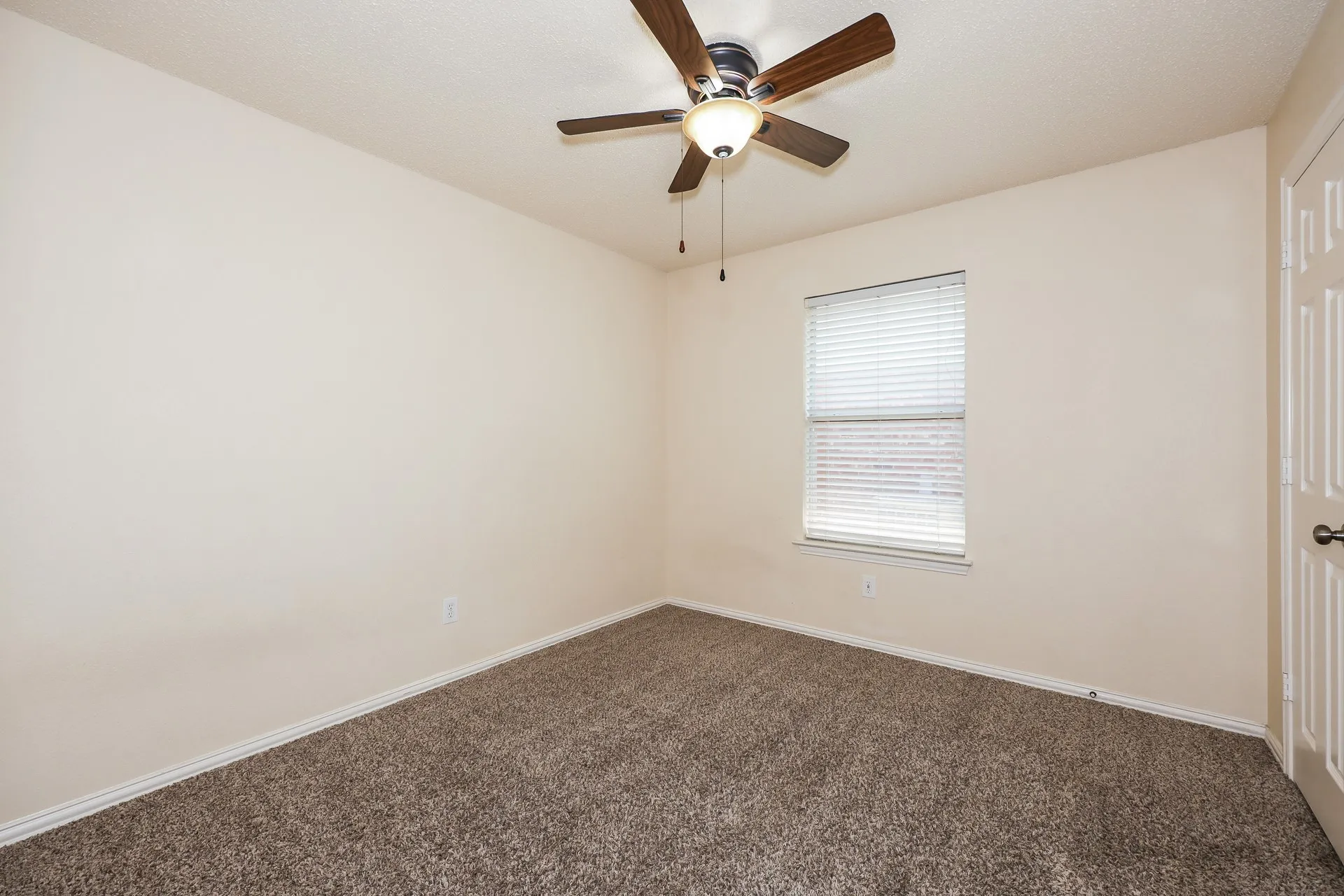 Single Family Residence For Rent in Tarrant County , 1909 Saint Nevis Drive, Mansfield, Texas 76063, 4 Bedroom, 2 Bathroom, 2 Garage spaces, 1,792 Sqft, built in 2001, mls#21371201, Real Estate Agent in Mansfield, Homes For Rent in Tarrant county, Homes For Rent in Mansfield, Realtor in Mansfield Texas, Real Estate Brokerage Independent Realty Texas, Luminita Cordes Realtor
