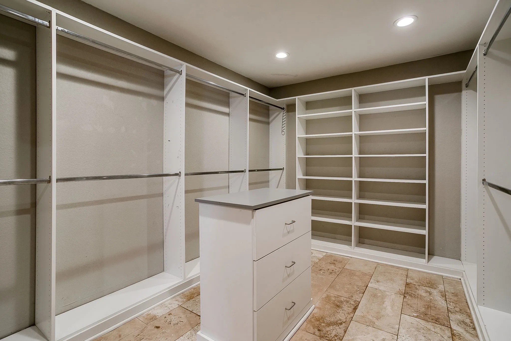 Single Family Residence For Sale in Tarrant County , 1304 Augusta Road, Benbrook, Texas 76126, 3 Bedroom, 2 Bathroom, 2 Garage spaces, 1,266 Sqft, built in 1978, mls#21364916, Real Estate Agent in Benbrook, Homes For Sale in Tarrant county, Homes For Sale in Benbrook, Realtor in Benbrook Texas, Real Estate Brokerage Independent Realty Texas, Luminita Cordes Realtor