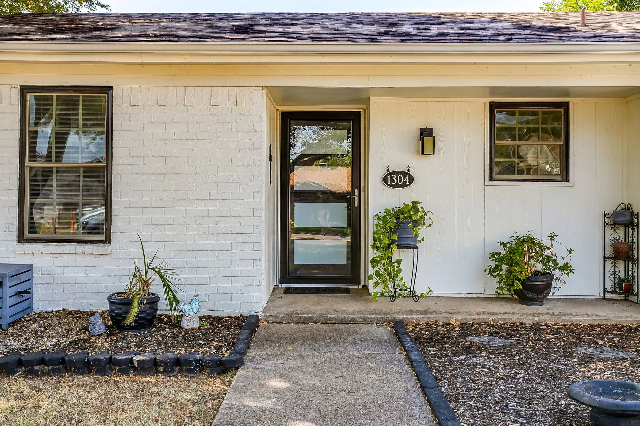 Single Family Residence For Sale in Tarrant County , 1304 Augusta Road, Benbrook, Texas 76126, 3 Bedroom, 2 Bathroom, 2 Garage spaces, 1,266 Sqft, built in 1978, mls#21364916, Real Estate Agent in Benbrook, Homes For Sale in Tarrant county, Homes For Sale in Benbrook, Realtor in Benbrook Texas, Real Estate Brokerage Independent Realty Texas, Luminita Cordes Realtor