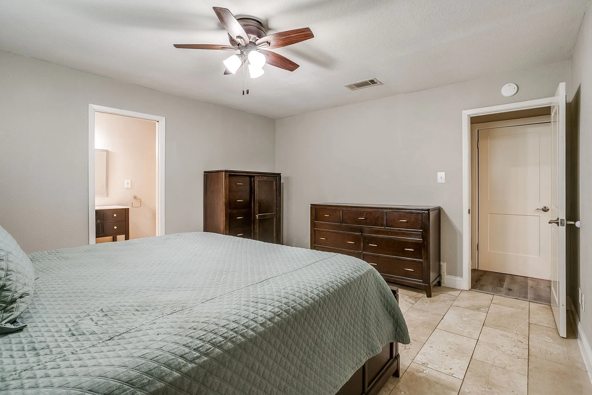 Single Family Residence For Sale in Tarrant County , 1304 Augusta Road, Benbrook, Texas 76126, 3 Bedroom, 2 Bathroom, 2 Garage spaces, 1,266 Sqft, built in 1978, mls#21364916, Real Estate Agent in Benbrook, Homes For Sale in Tarrant county, Homes For Sale in Benbrook, Realtor in Benbrook Texas, Real Estate Brokerage Independent Realty Texas, Luminita Cordes Realtor