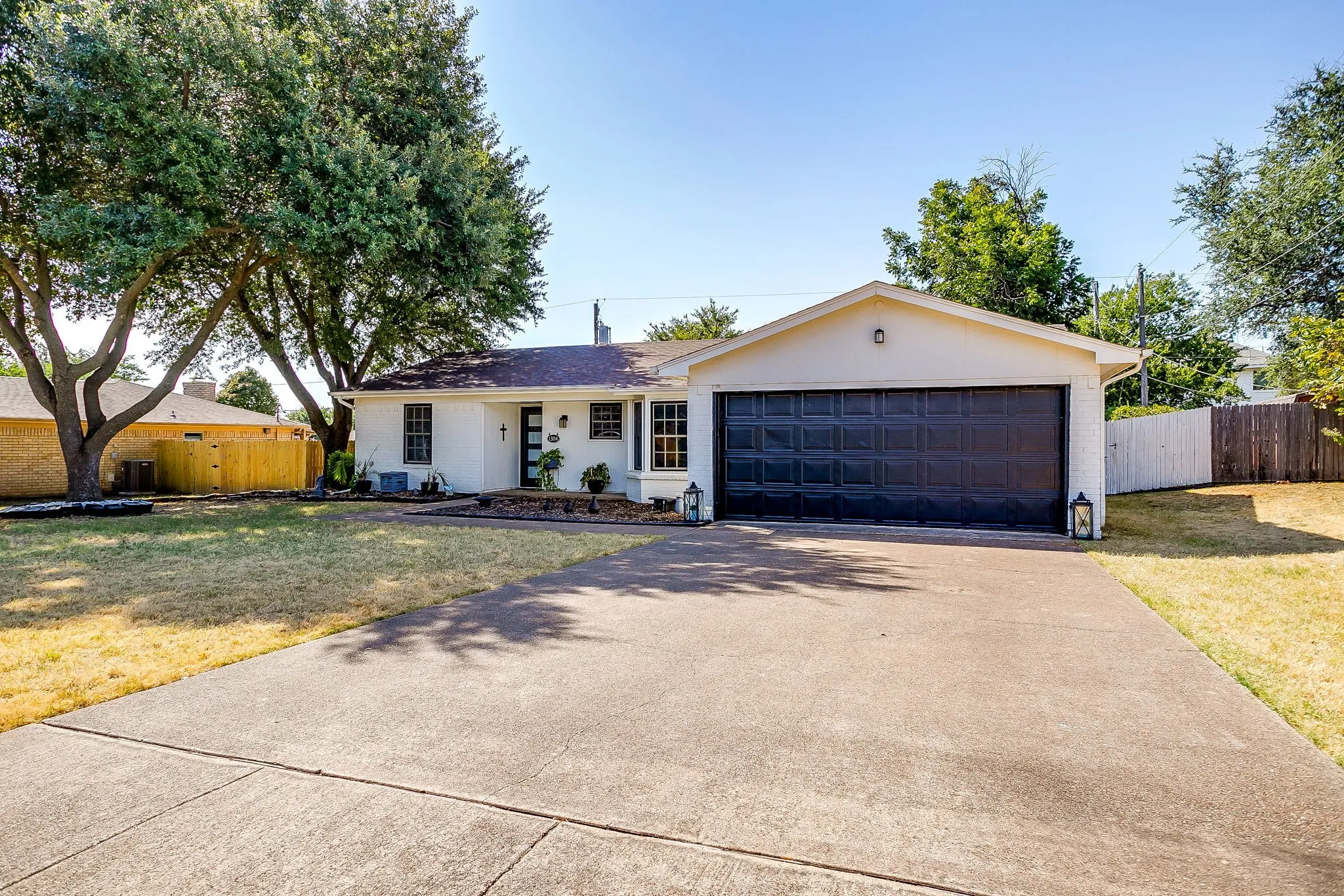 Single Family Residence For Sale in Tarrant County , 1304 Augusta Road, Benbrook, Texas 76126, 3 Bedroom, 2 Bathroom, 2 Garage spaces, 1,266 Sqft, built in 1978, mls#21364916, Real Estate Agent in Benbrook, Homes For Sale in Tarrant county, Homes For Sale in Benbrook, Realtor in Benbrook Texas, Real Estate Brokerage Independent Realty Texas, Luminita Cordes Realtor