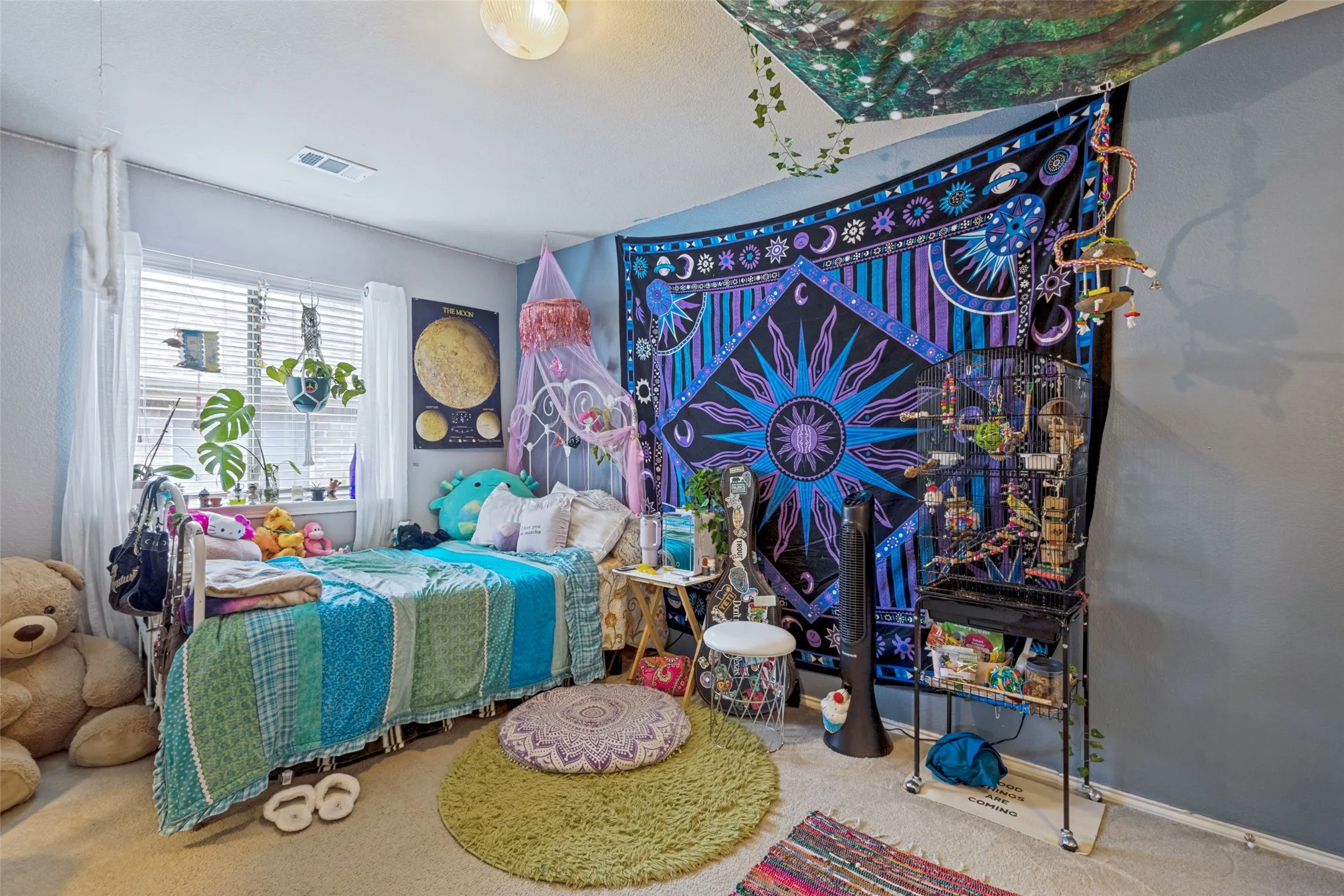 Large secondary bedroom