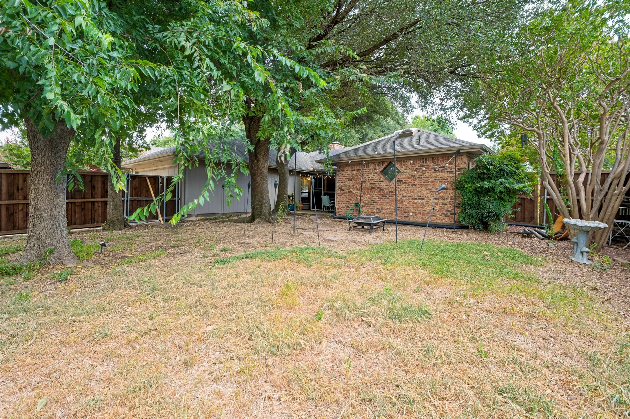 Single Family Residence For Sale in Denton County , 1006 Ridgeview, Carrollton, Texas 75007, 3 Bedroom, 2 Bathroom, 2 Garage spaces, 1,554 Sqft, built in 1983, mls#21358074, Real Estate Agent in Carrollton, Homes For Sale in Denton county, Homes For Sale in Carrollton, Realtor in Carrollton Texas, Real Estate Brokerage Independent Realty Texas, Luminita Cordes Realtor