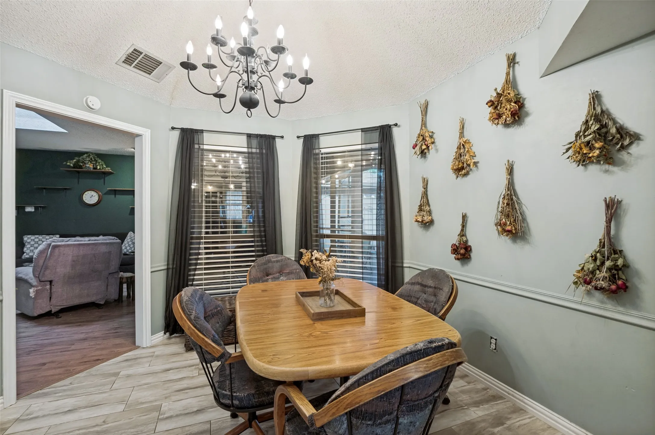 Single Family Residence For Sale in Denton County , 1006 Ridgeview, Carrollton, Texas 75007, 3 Bedroom, 2 Bathroom, 2 Garage spaces, 1,554 Sqft, built in 1983, mls#21358074, Real Estate Agent in Carrollton, Homes For Sale in Denton county, Homes For Sale in Carrollton, Realtor in Carrollton Texas, Real Estate Brokerage Independent Realty Texas, Luminita Cordes Realtor