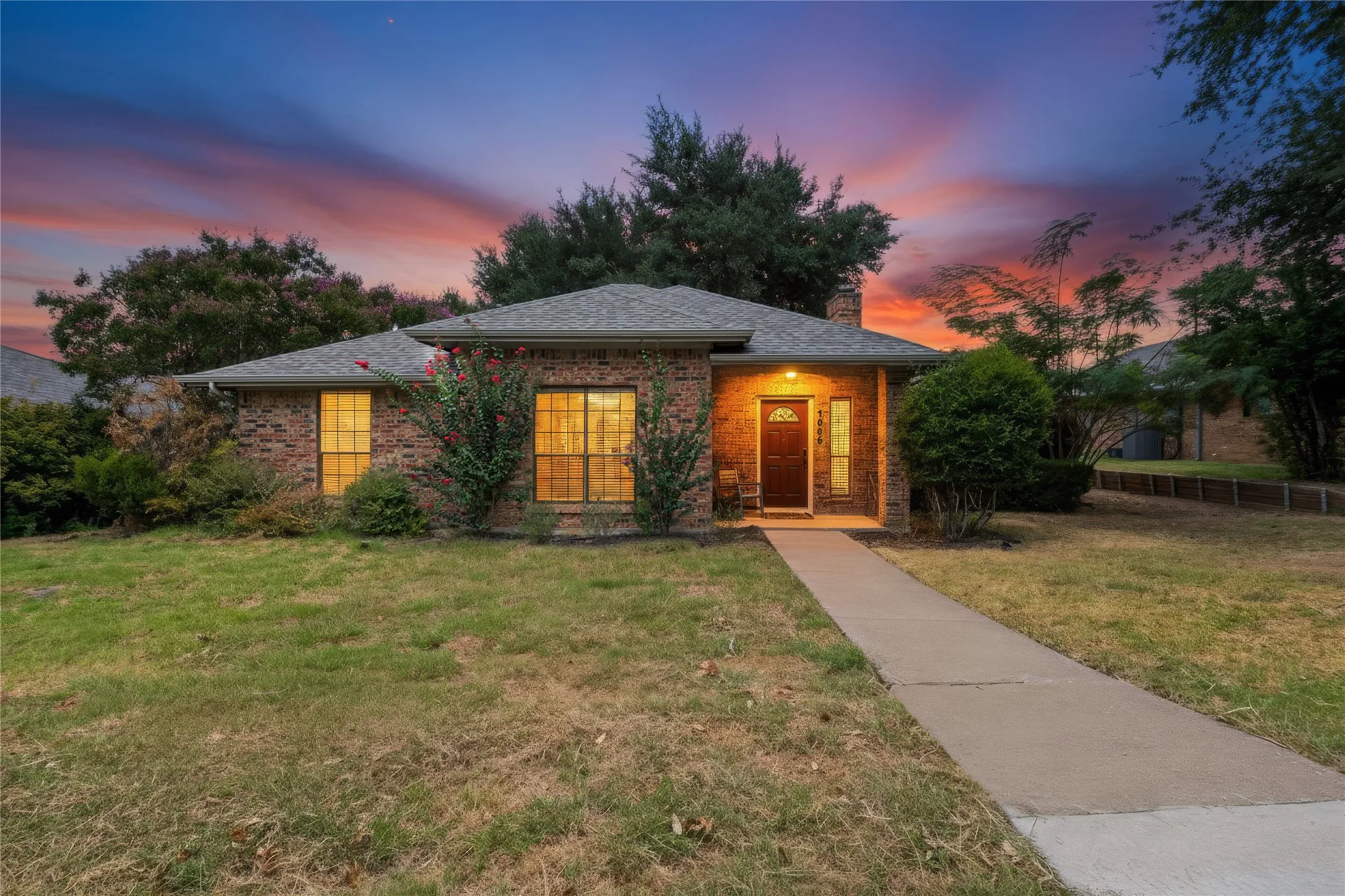 Single Family Residence For Sale in Denton County , 1006 Ridgeview, Carrollton, Texas 75007, 3 Bedroom, 2 Bathroom, 2 Garage spaces, 1,554 Sqft, built in 1983, mls#21358074, Real Estate Agent in Carrollton, Homes For Sale in Denton county, Homes For Sale in Carrollton, Realtor in Carrollton Texas, Real Estate Brokerage Independent Realty Texas, Luminita Cordes Realtor